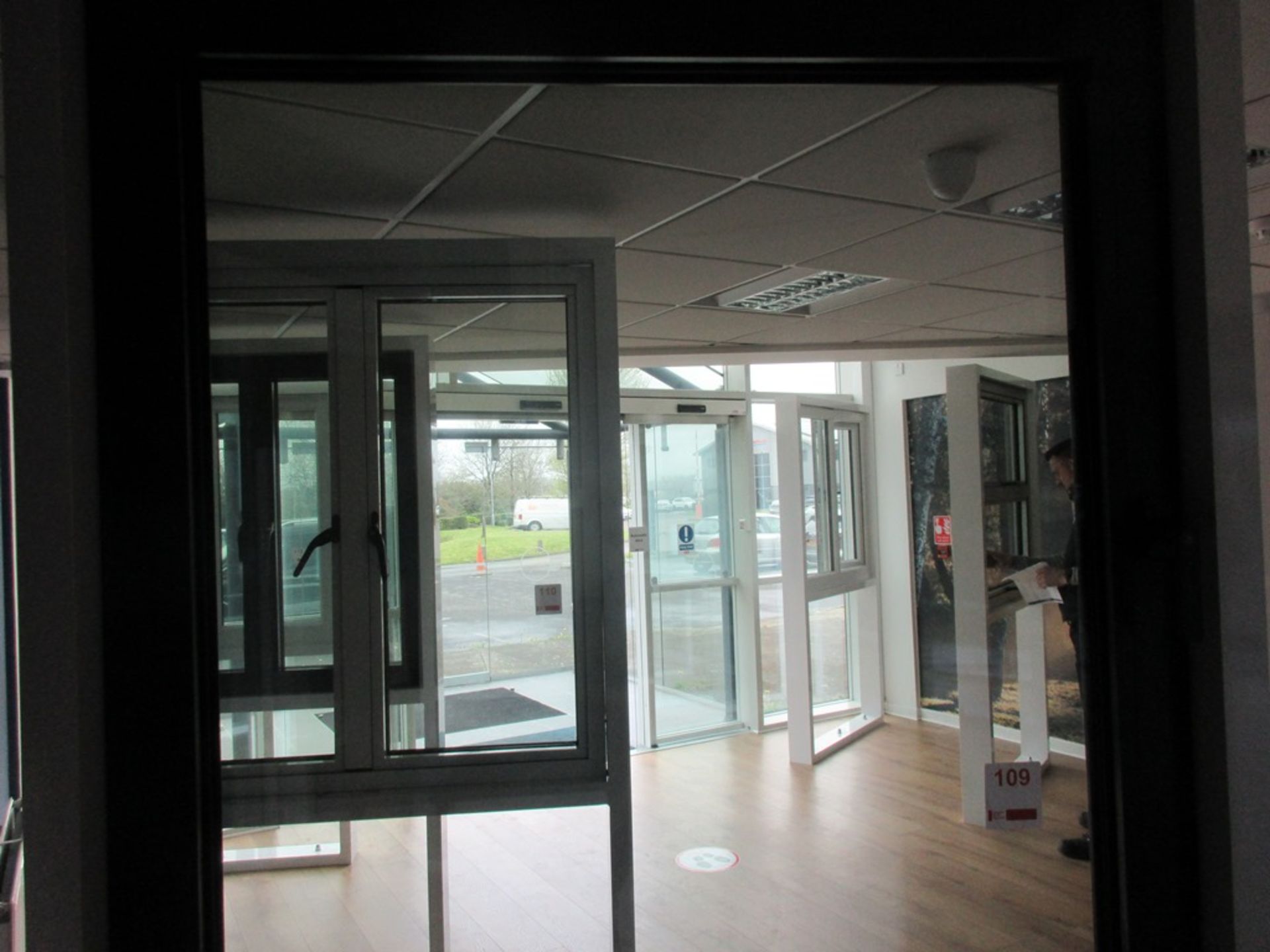 Aluminium framed single door showroom window - Image 2 of 4