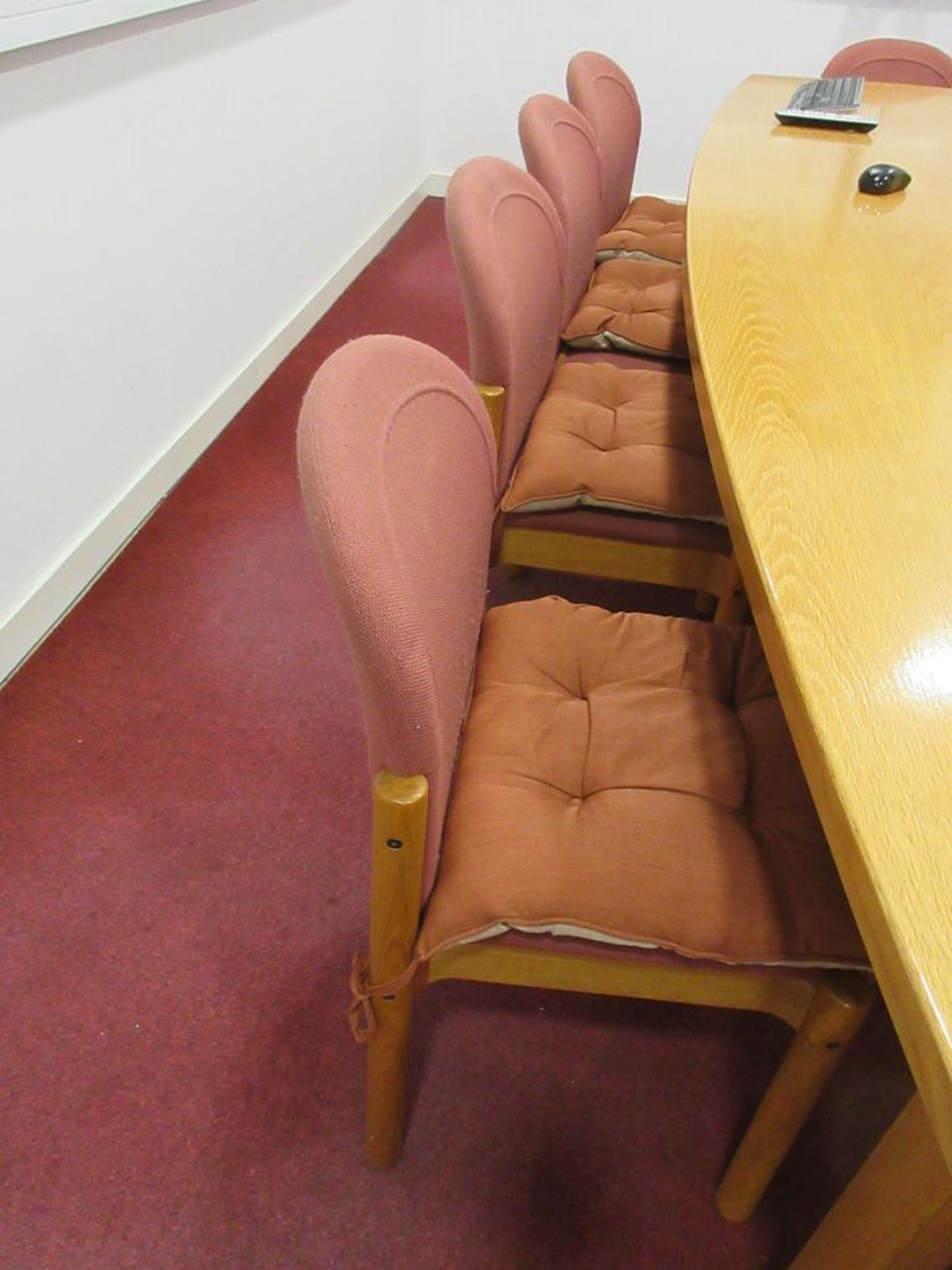 Ten light wood framed pink cloth upholstered boardroom chairs - Image 3 of 6