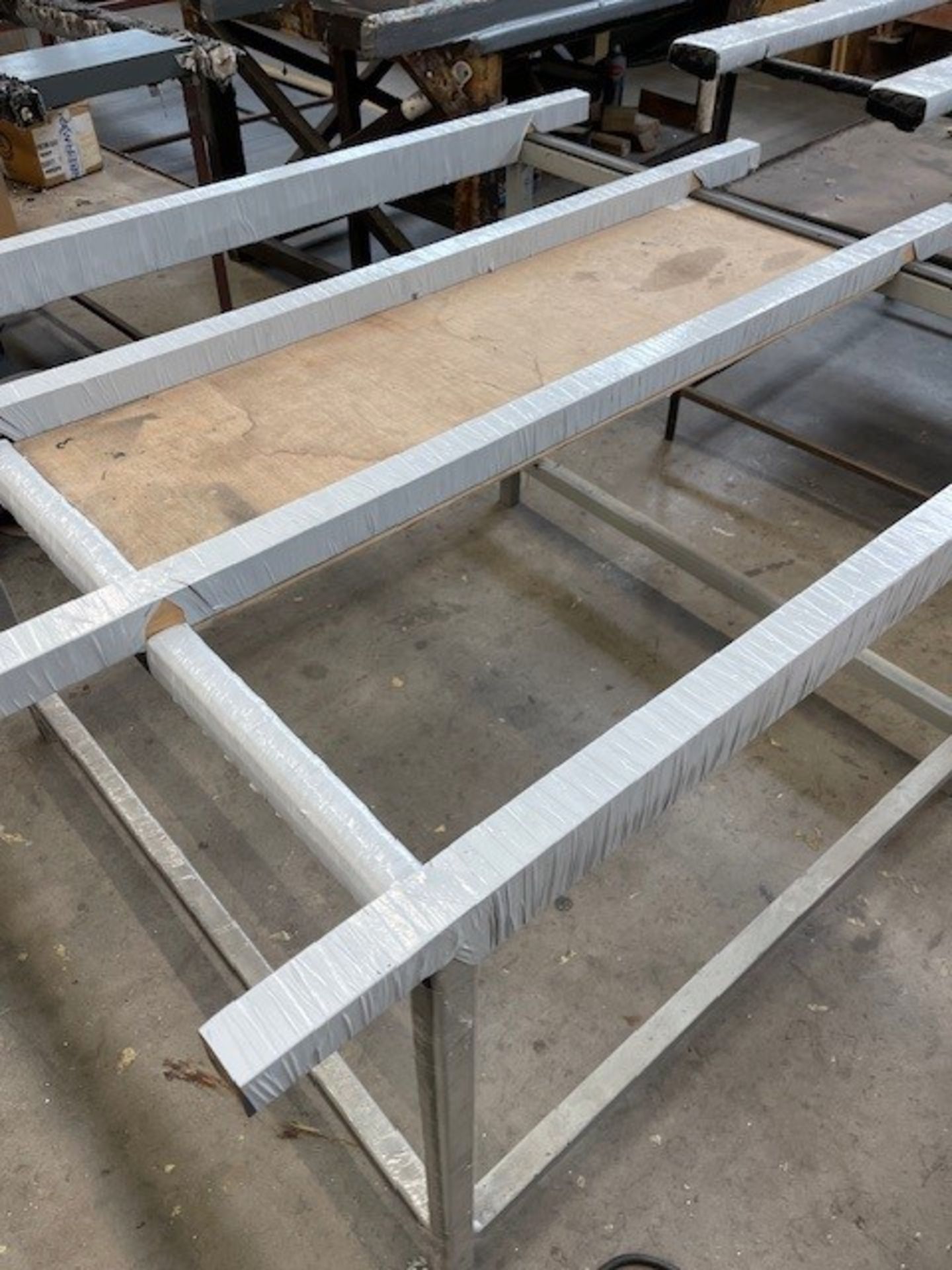 Five various steel frame workbenches - Image 2 of 3