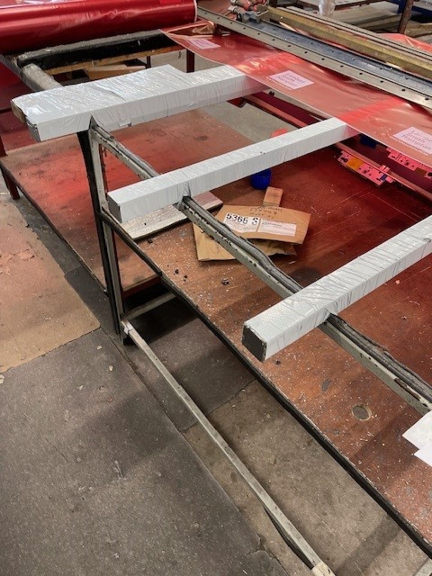 Five various steel frame workbenches - Bild 2 aus 3