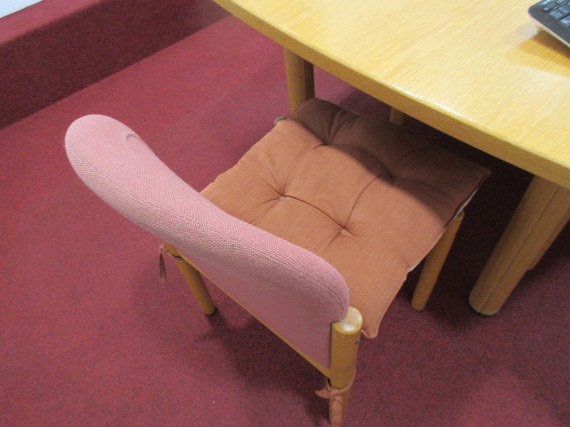 Ten light wood framed pink cloth upholstered boardroom chairs - Image 4 of 6