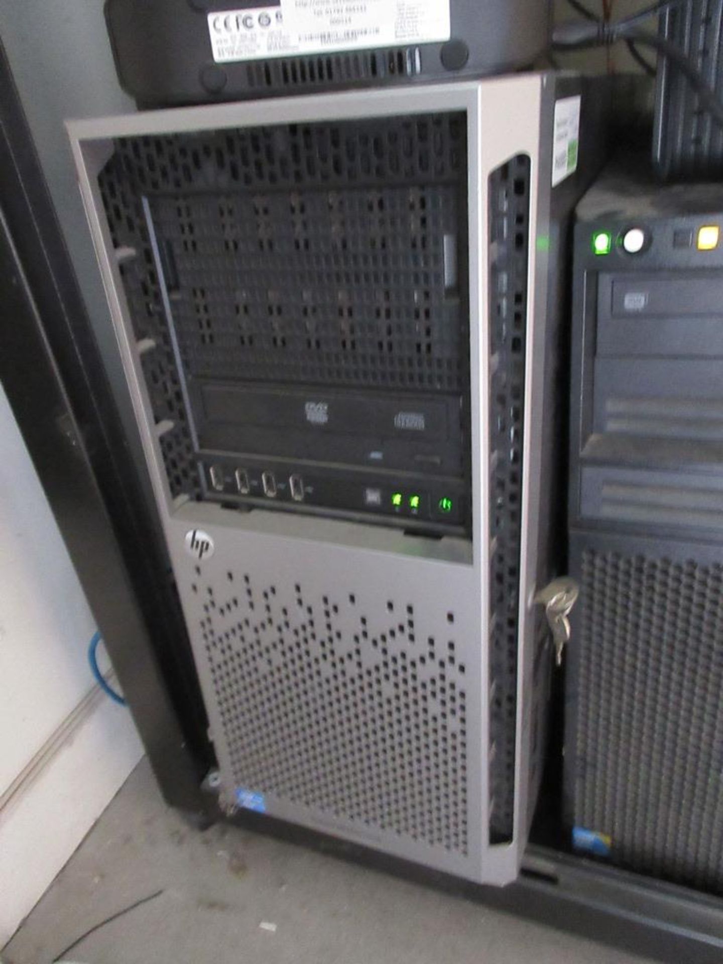 HP Proliant ML350e Gen 8 Server - Bild 3 aus 7