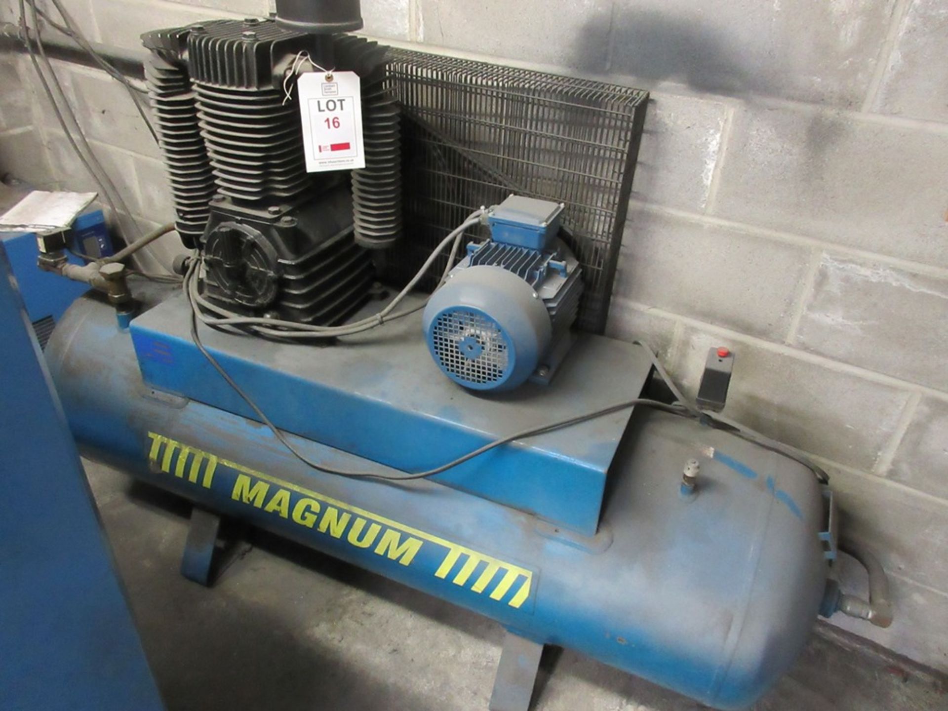 Magnum SX46 250 Receiver mounted air compressor (2001) - Image 2 of 5