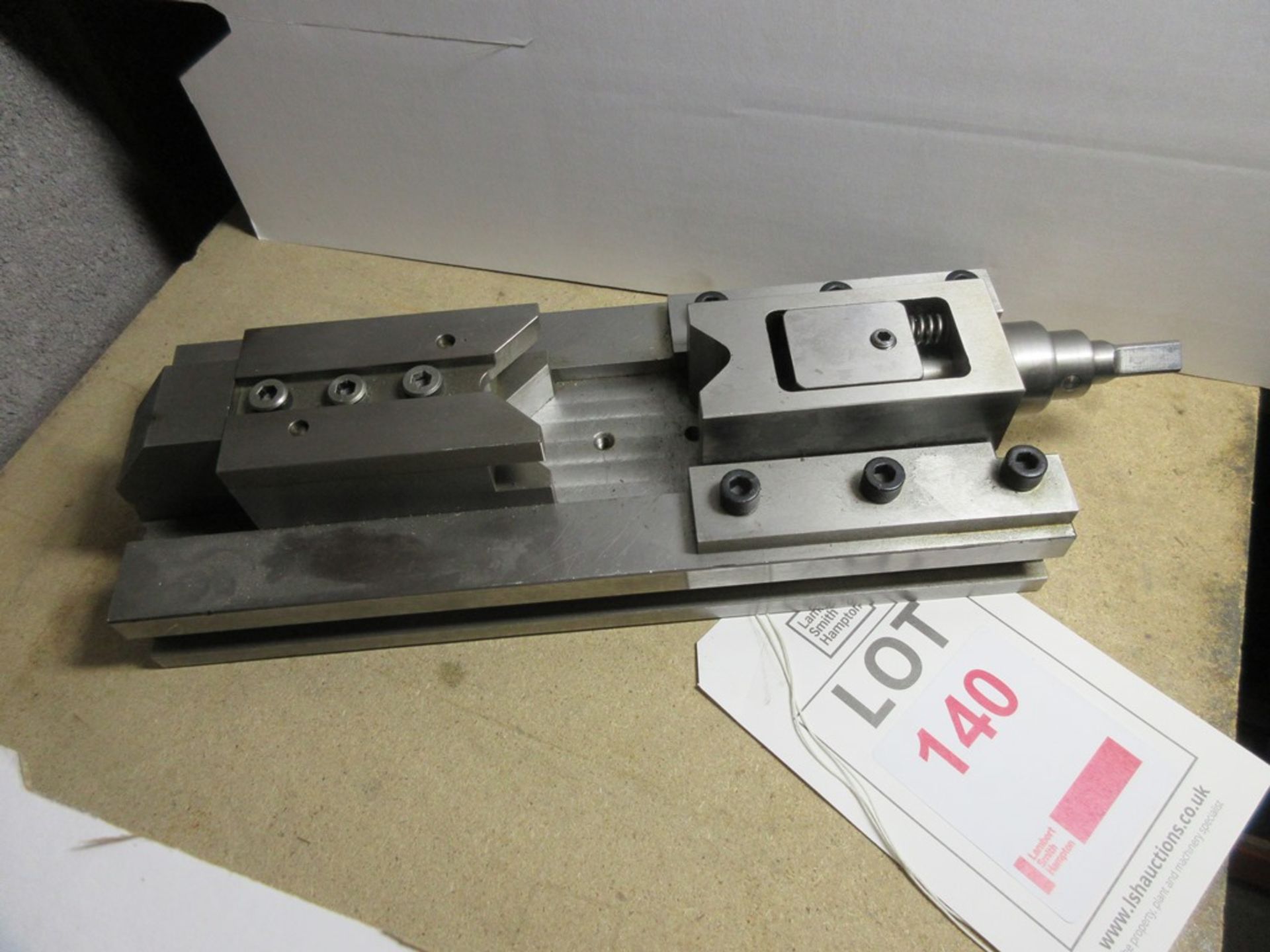 Special purpose machine vice with V jaws