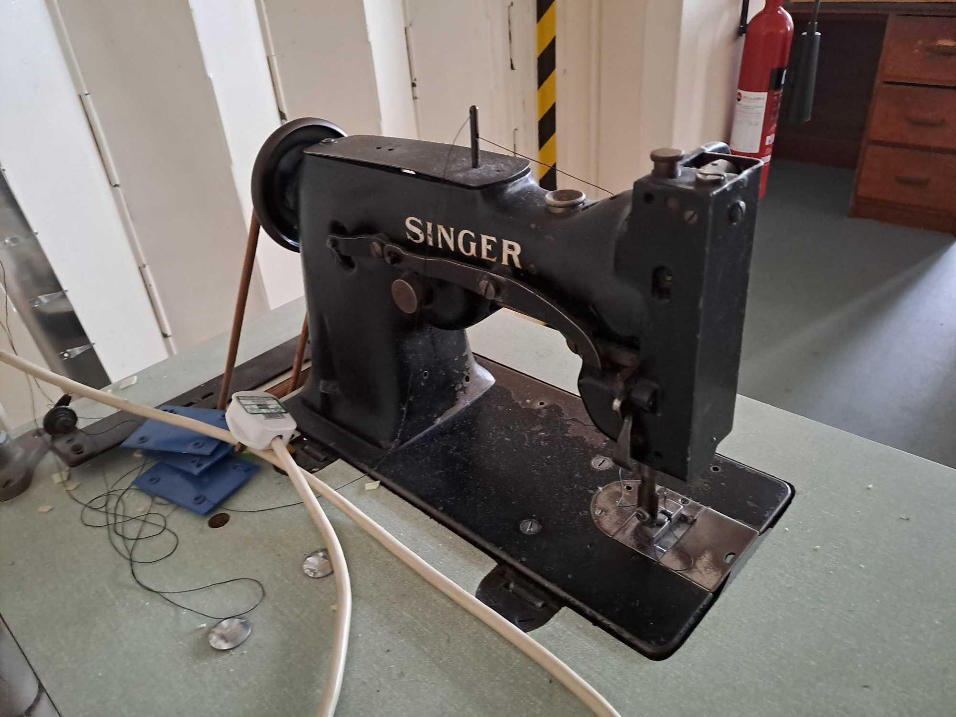 Singer 143W1 Sewing Machine - Image 5 of 7