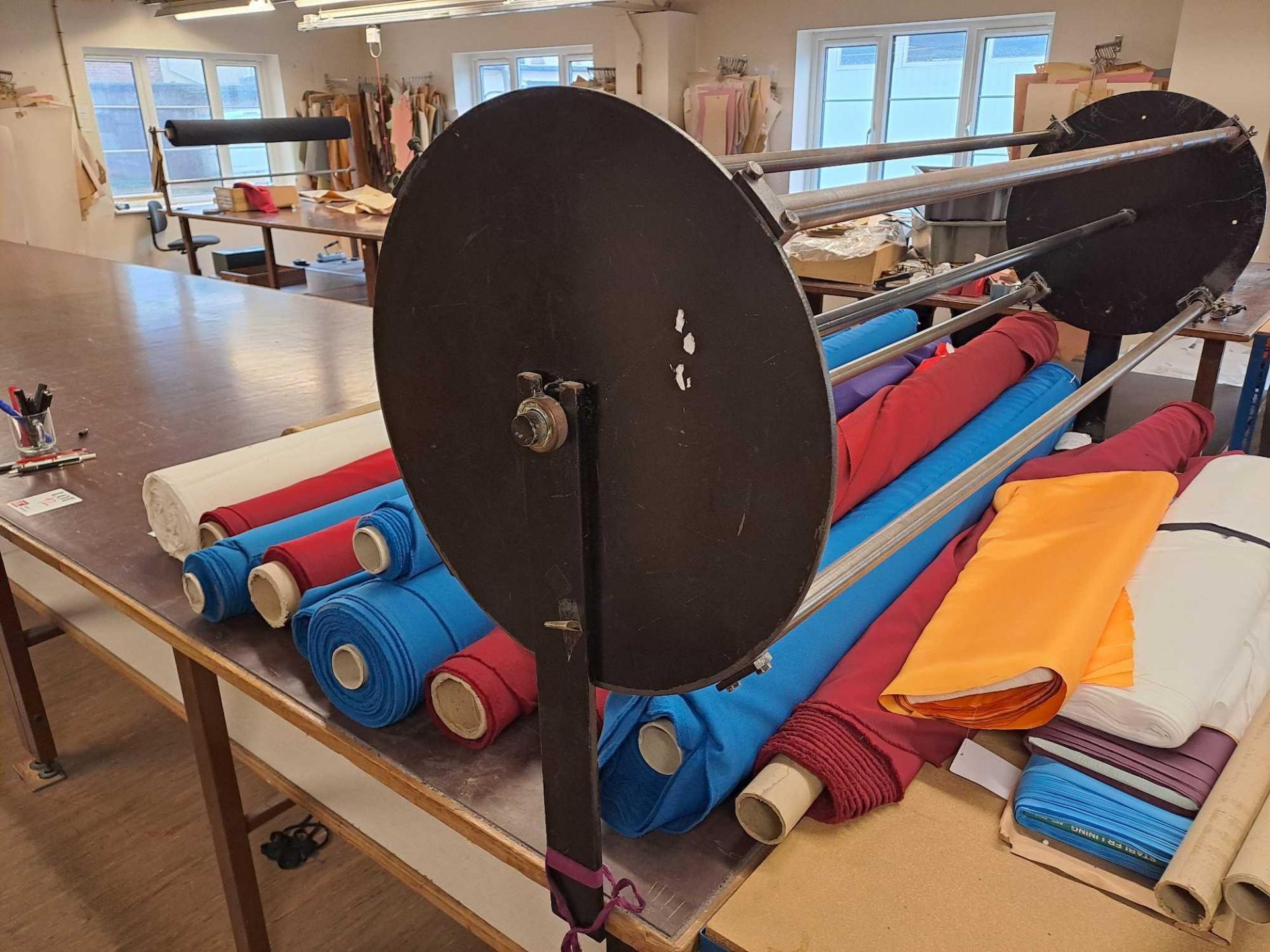 Large textile cutting table and 1 fabric roll dispenser - Image 2 of 3