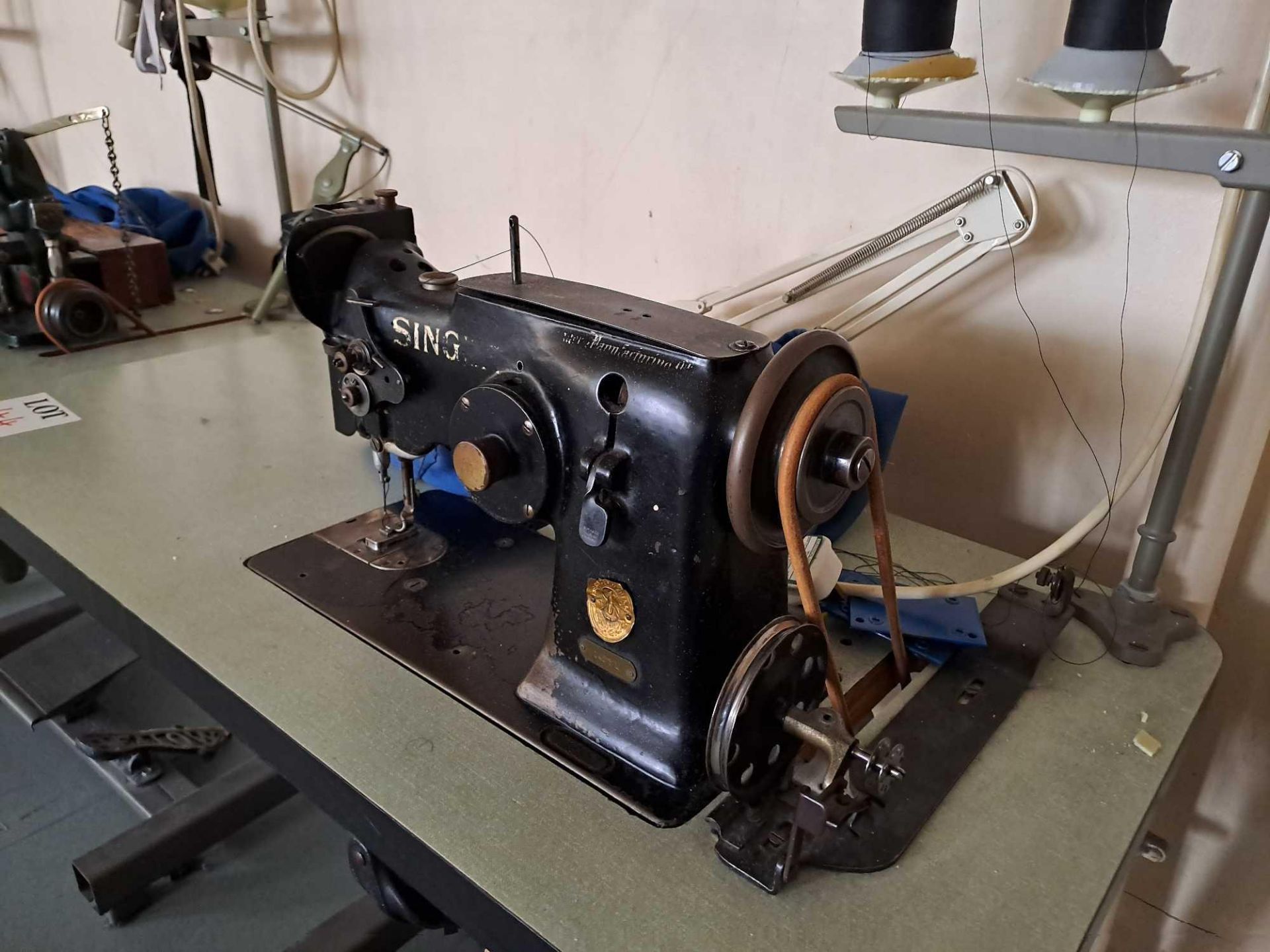 Singer 143W1 Sewing Machine - Image 4 of 7