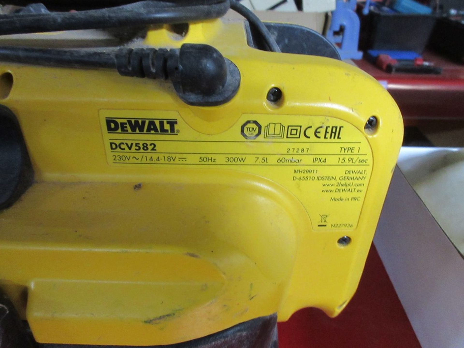 DeWalt DCV 582 portable vacuum, 240v - Image 2 of 3