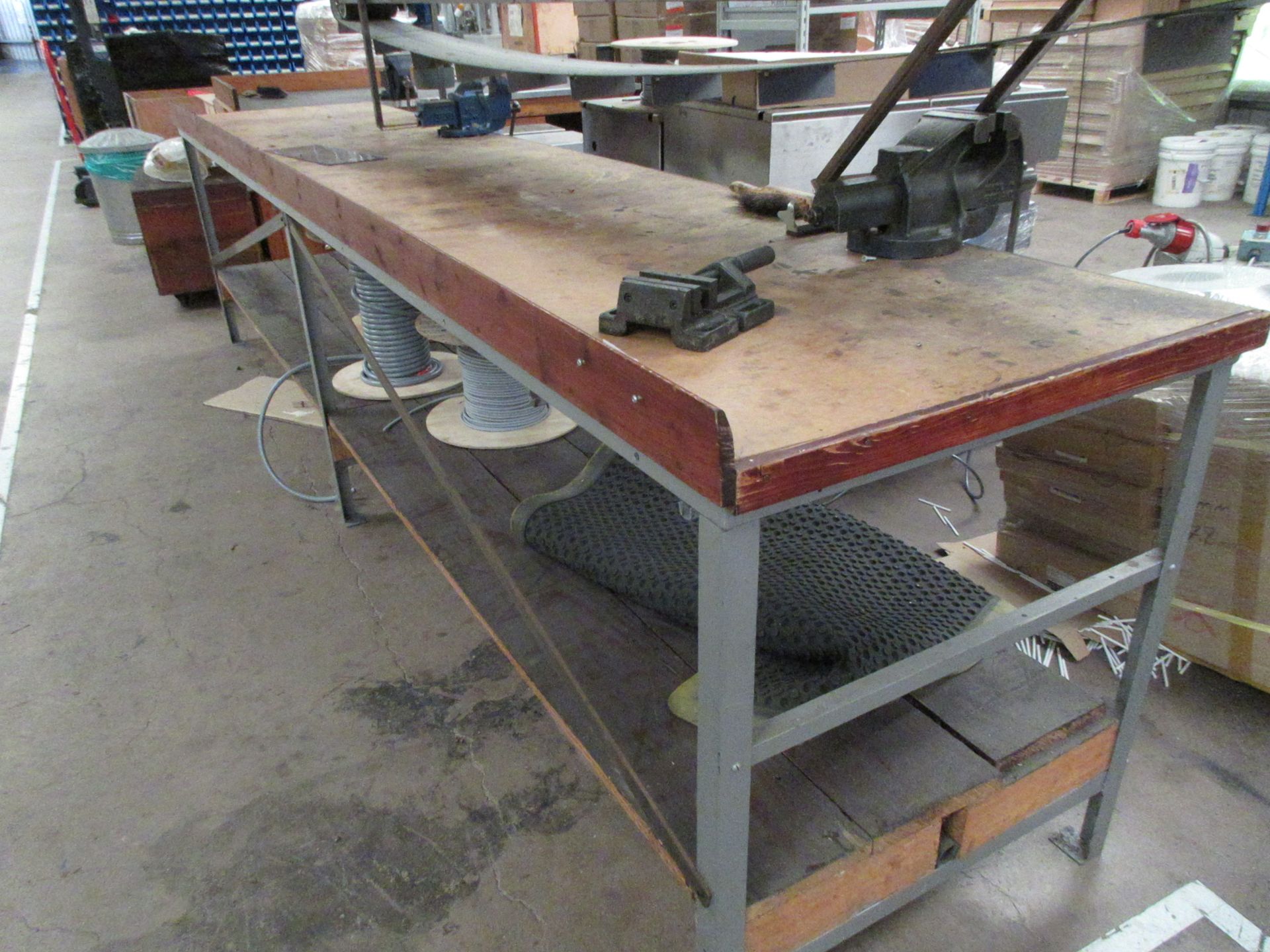 Metal frame/timber top workbench, 3180 x 800mm with Record No. 3, 4" and Record 34P, 115mm bench - Image 2 of 5