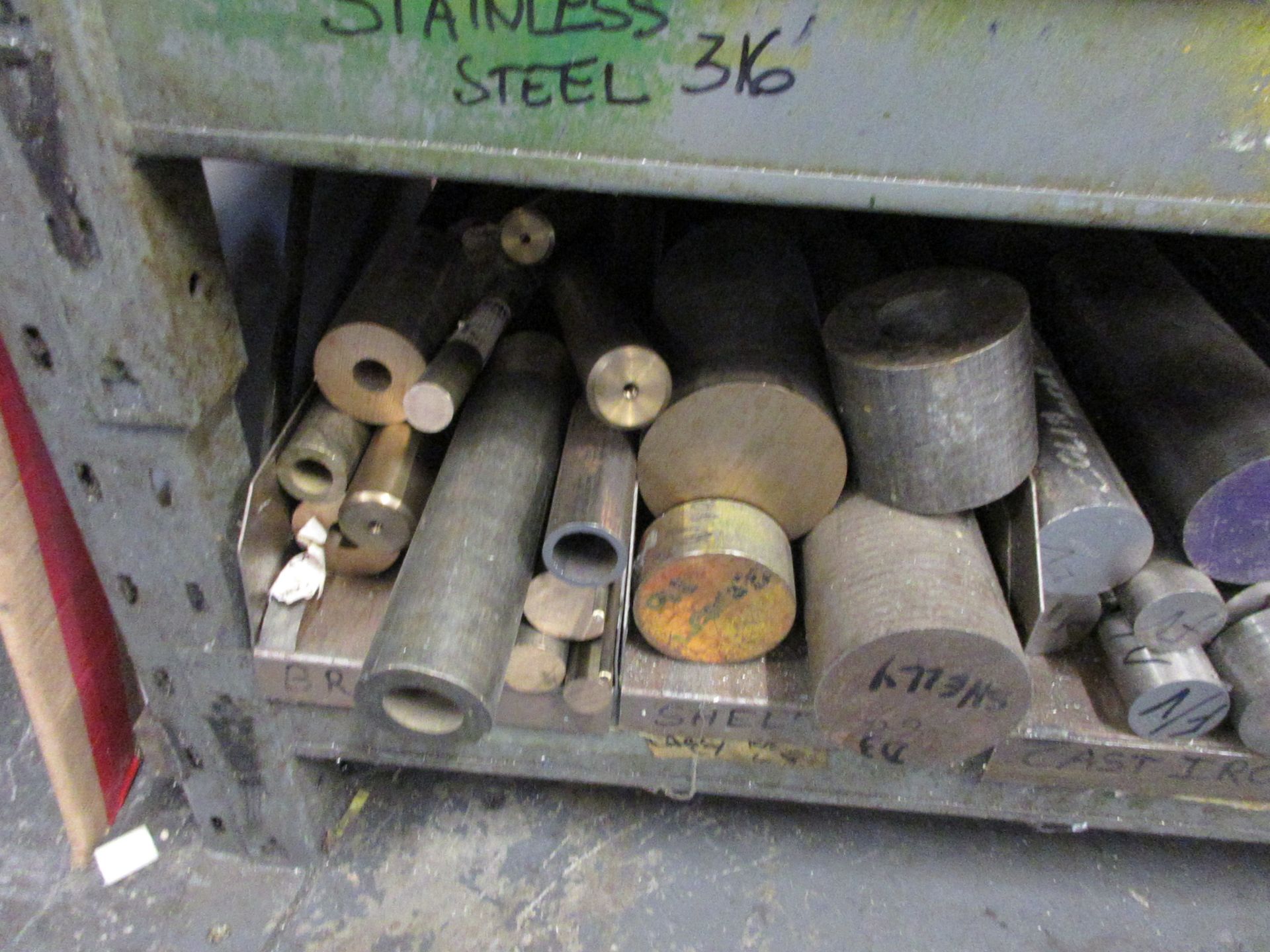 Bay of assorted bar stock including steel, EN40, brass, stainless steel, etc., various diameter & - Image 5 of 15
