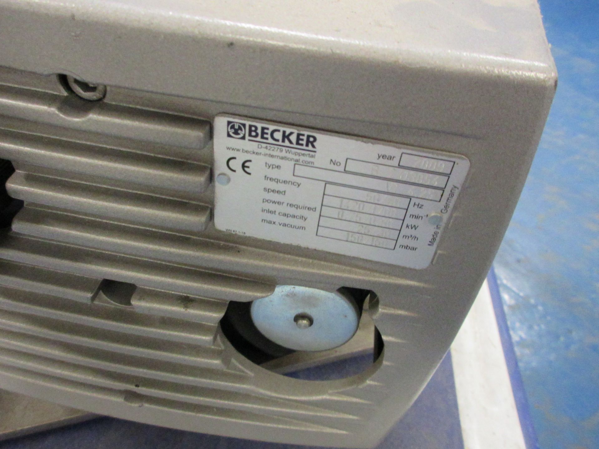 Becker vacuum pump, type VT40-25, serial no. B2413854 inlet capacity 25/30, max vacuum 150/ - Image 3 of 4