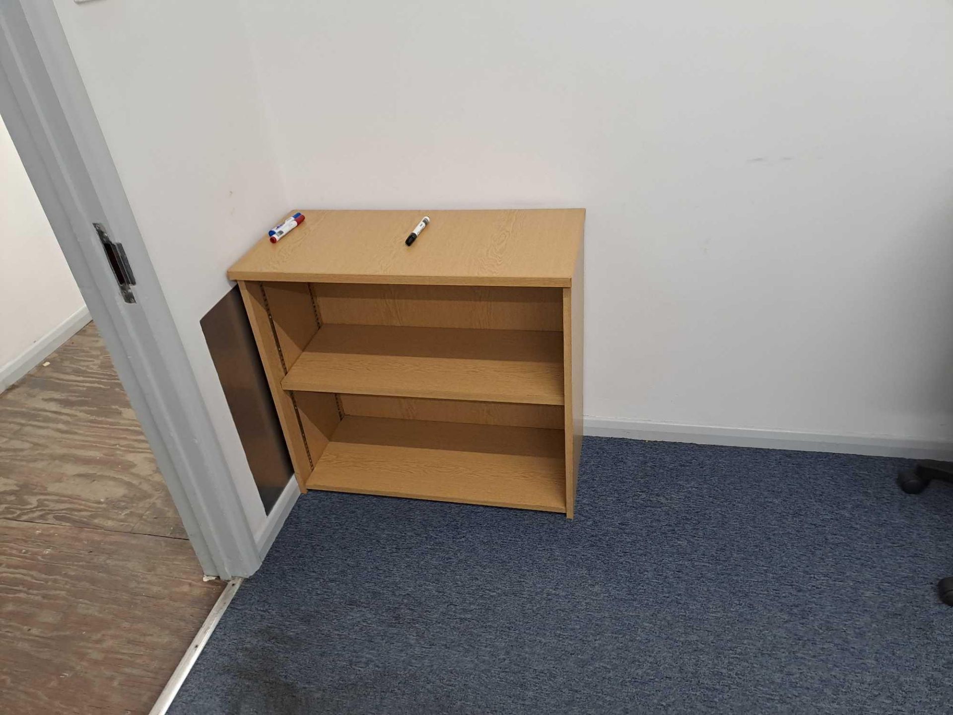 Contents of room (excluding I.T.) to include 2 wood effect corner desks, 1 pedestal, 1 table, 3 - Bild 4 aus 5