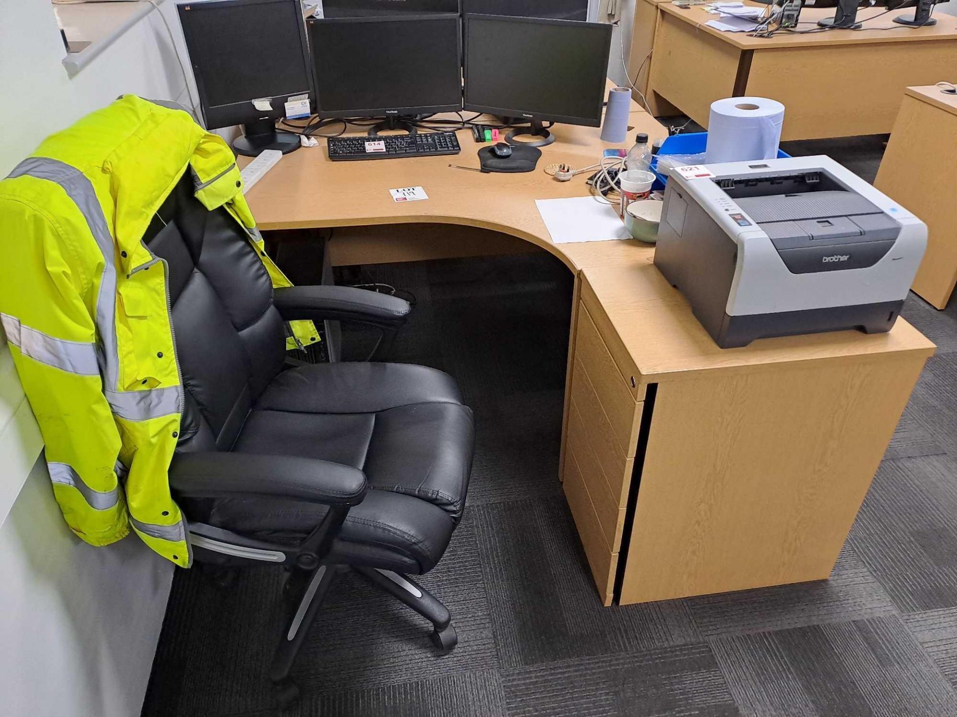 Three wood effect corner desks, 3 pedestals, 3 swivel chairs - Image 2 of 7