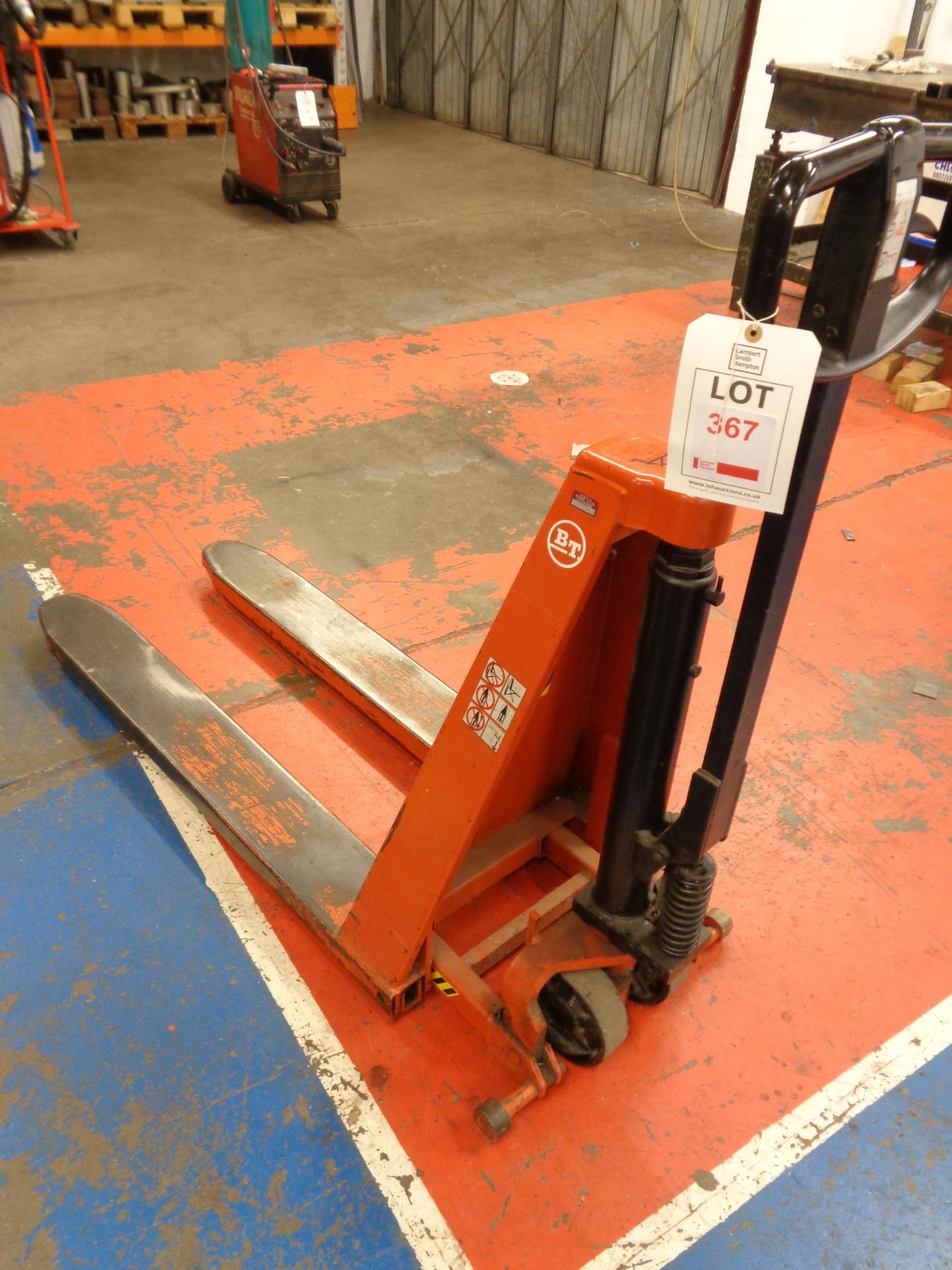 B T Products HL 10/3 pallet lifter, 1000kg capacity NB: This item has no record of Thorough
