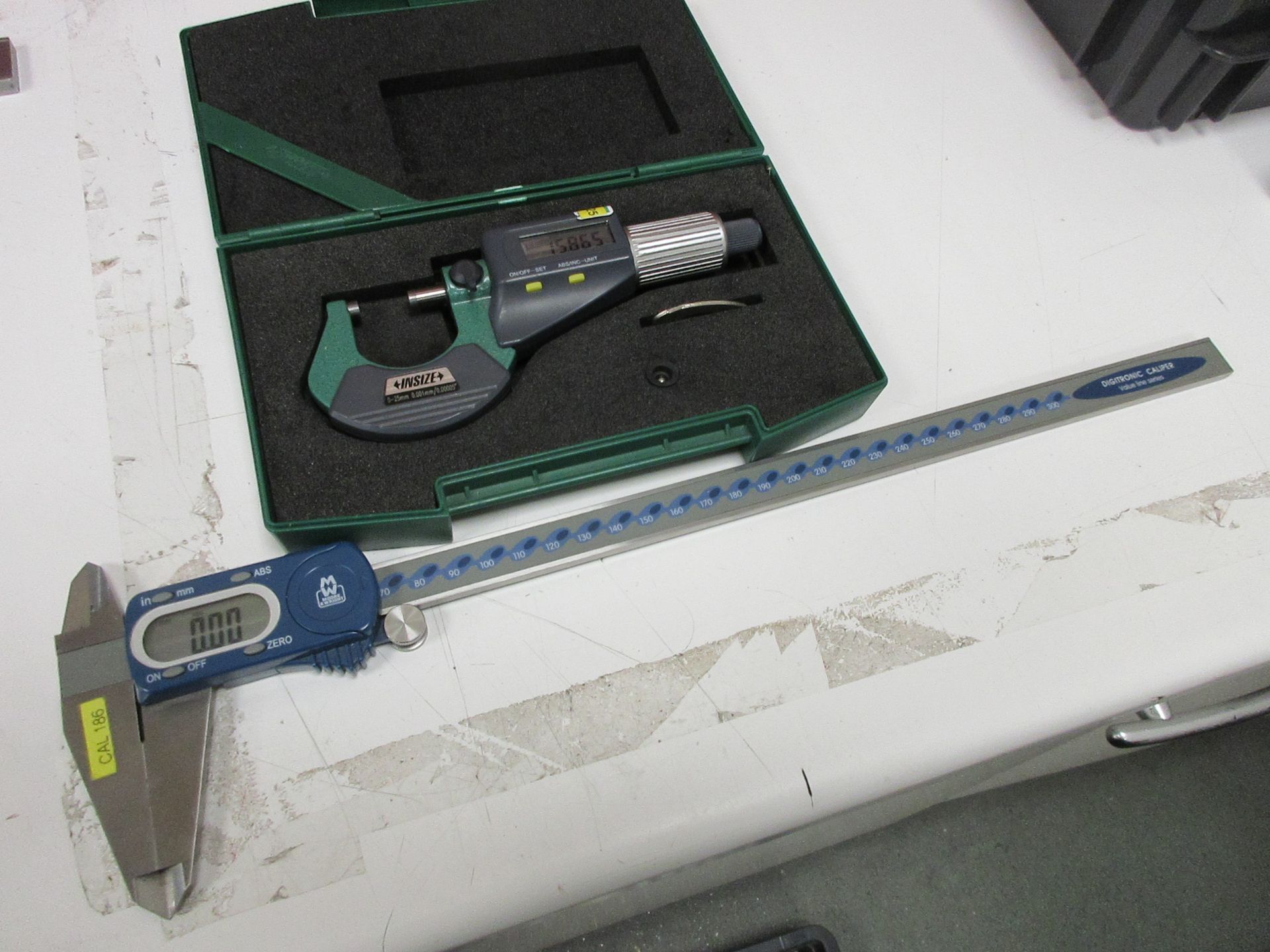 Insize digital outside micrometer, 0-25mm, 1 x MW Digitronic calipers