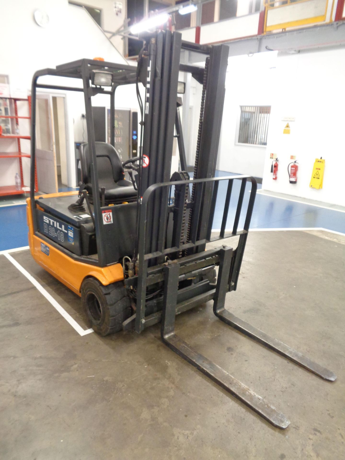 Still R20-18 battery operated triplex forklift truck with side shift serial no. 512004008484 ( - Image 2 of 6