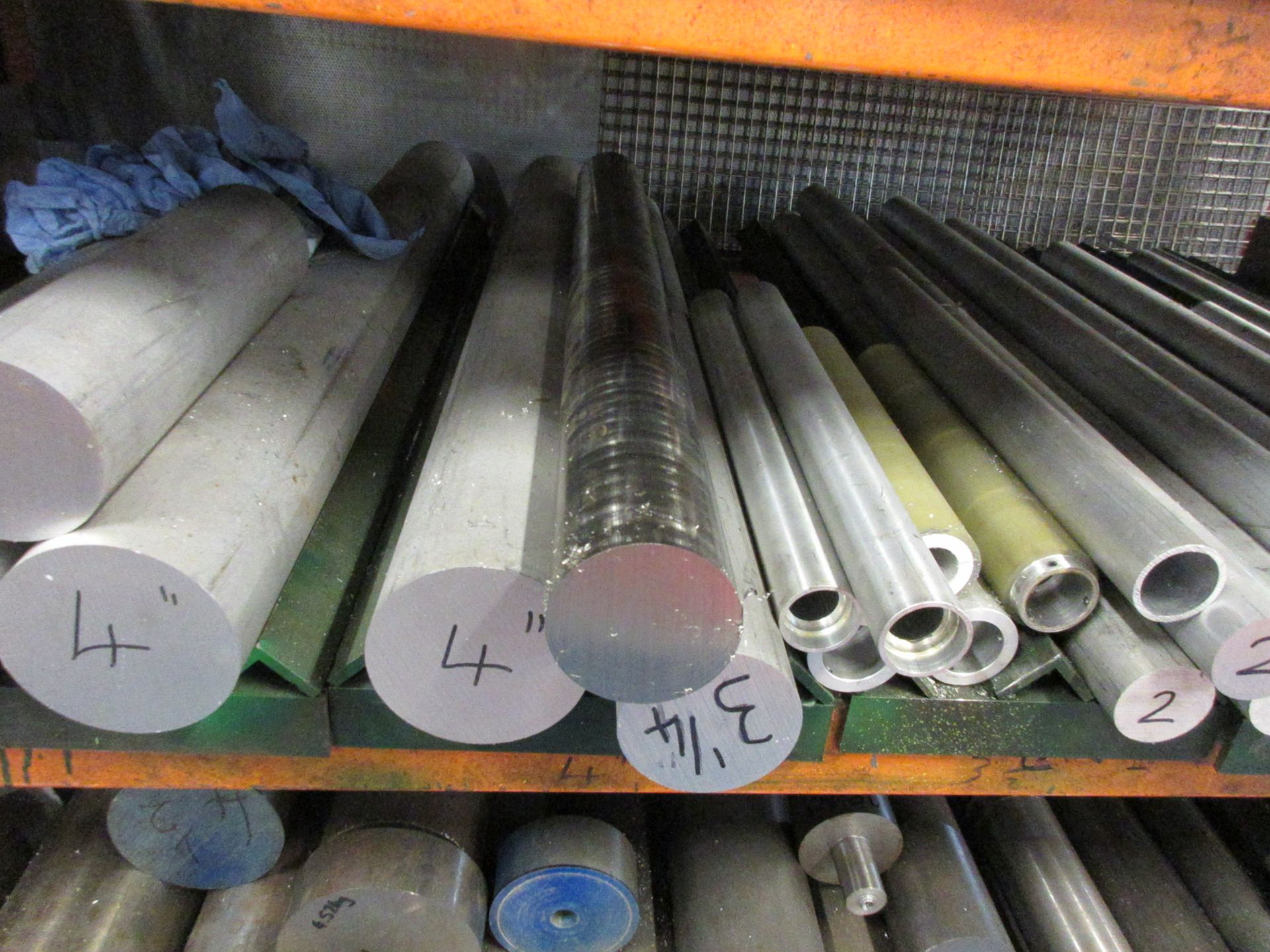 Bay of assorted bar stock including steel & aluminium, ranging dia 1½" - 5½" (including rack) - Image 5 of 12