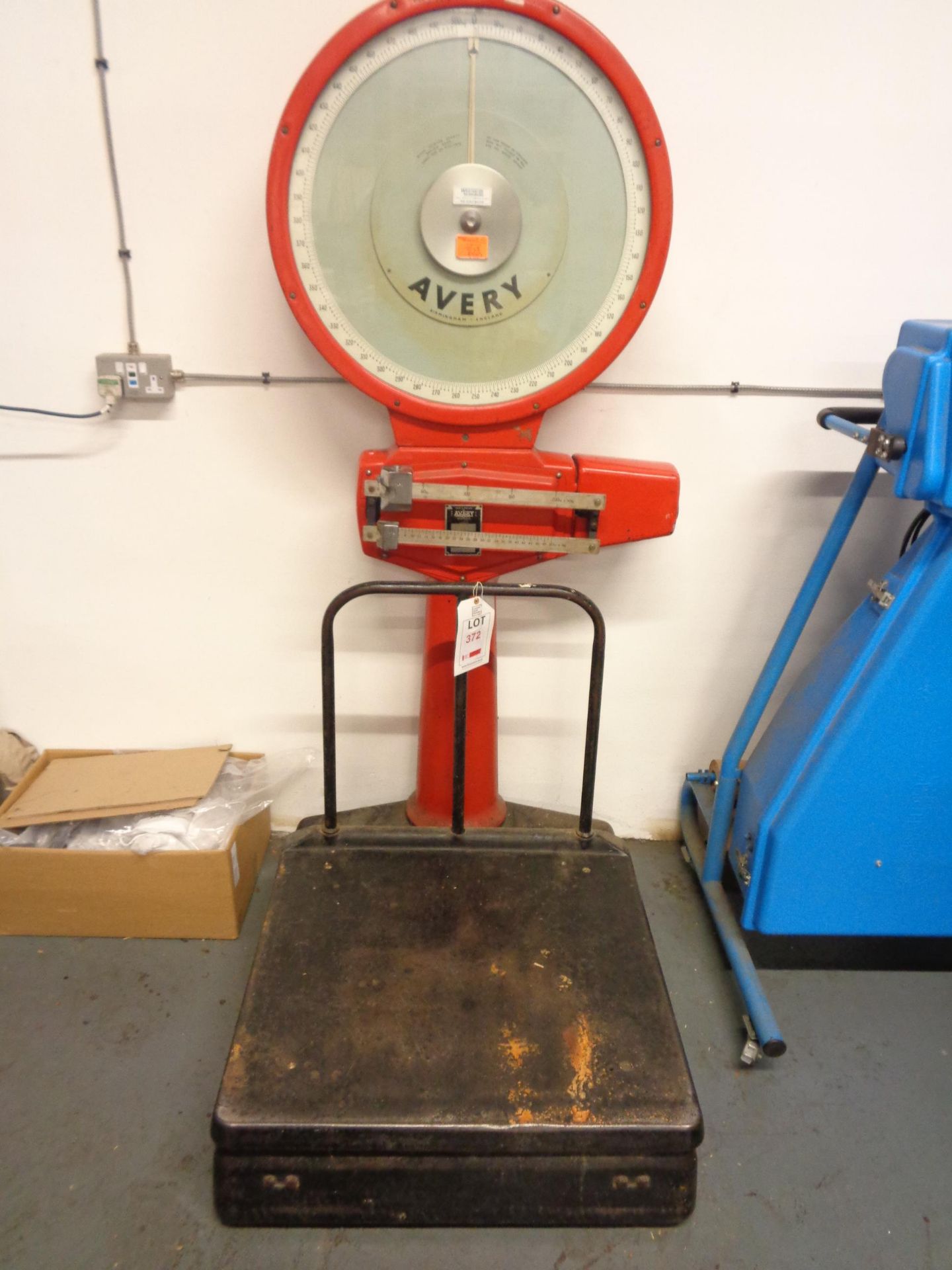 Avery 3205 CFE weigh scales, serial no. B573050-3 capacity 15CWT by 2LB divisions
