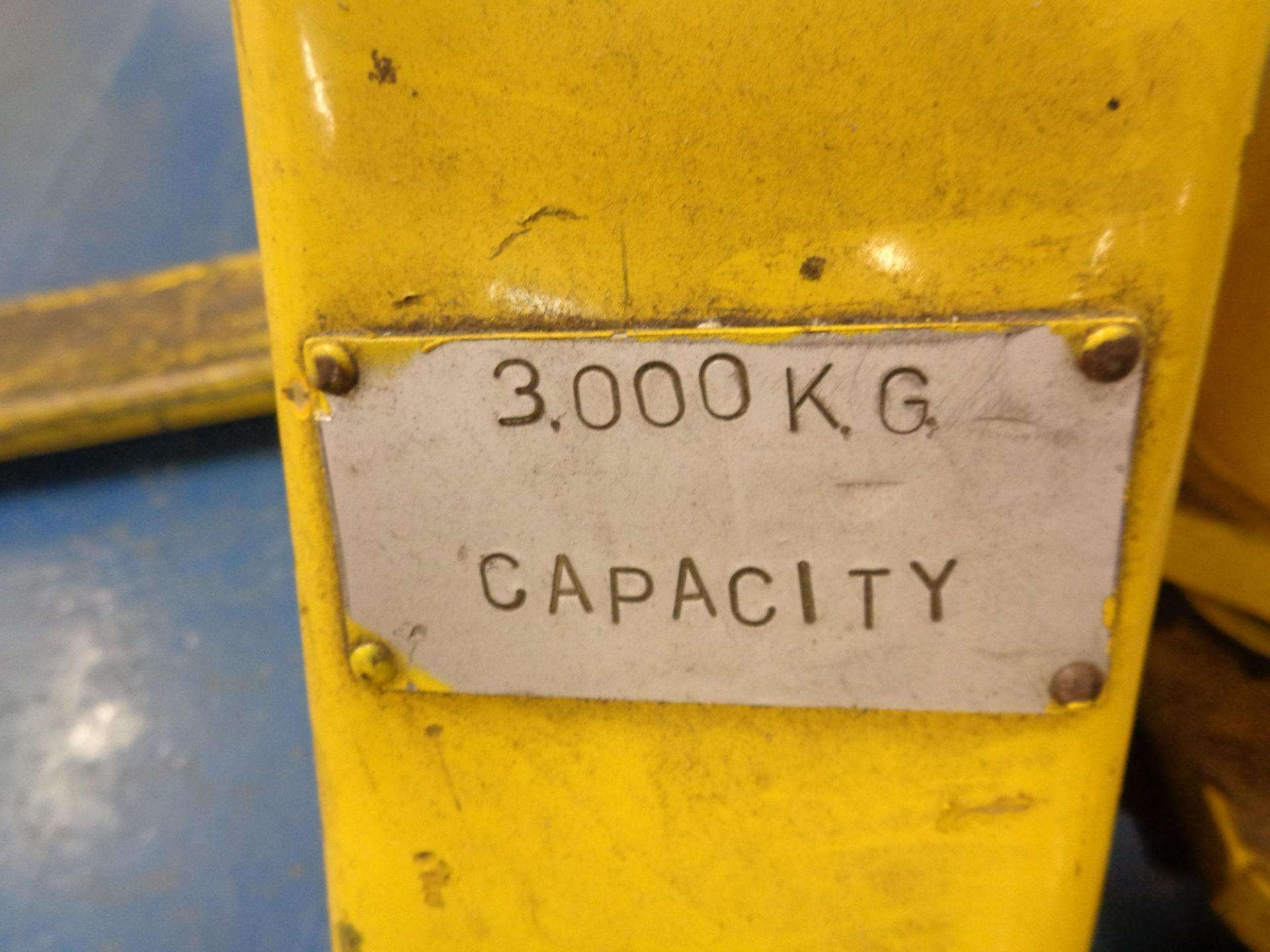 Hydraulic extra wide pallet truck, 3000kg capacity - Image 2 of 3