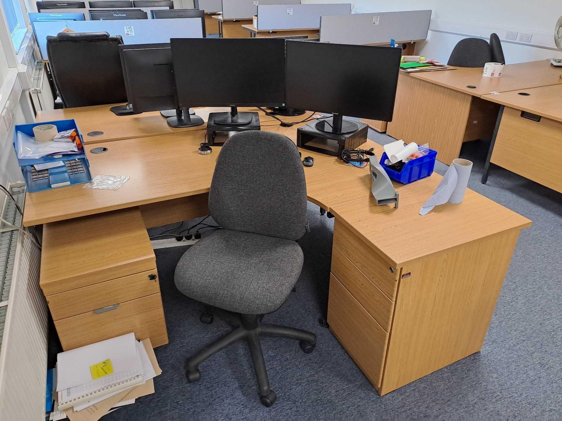 Two wood effect corner desks, two swivel chairs, four pedestals - Image 2 of 5