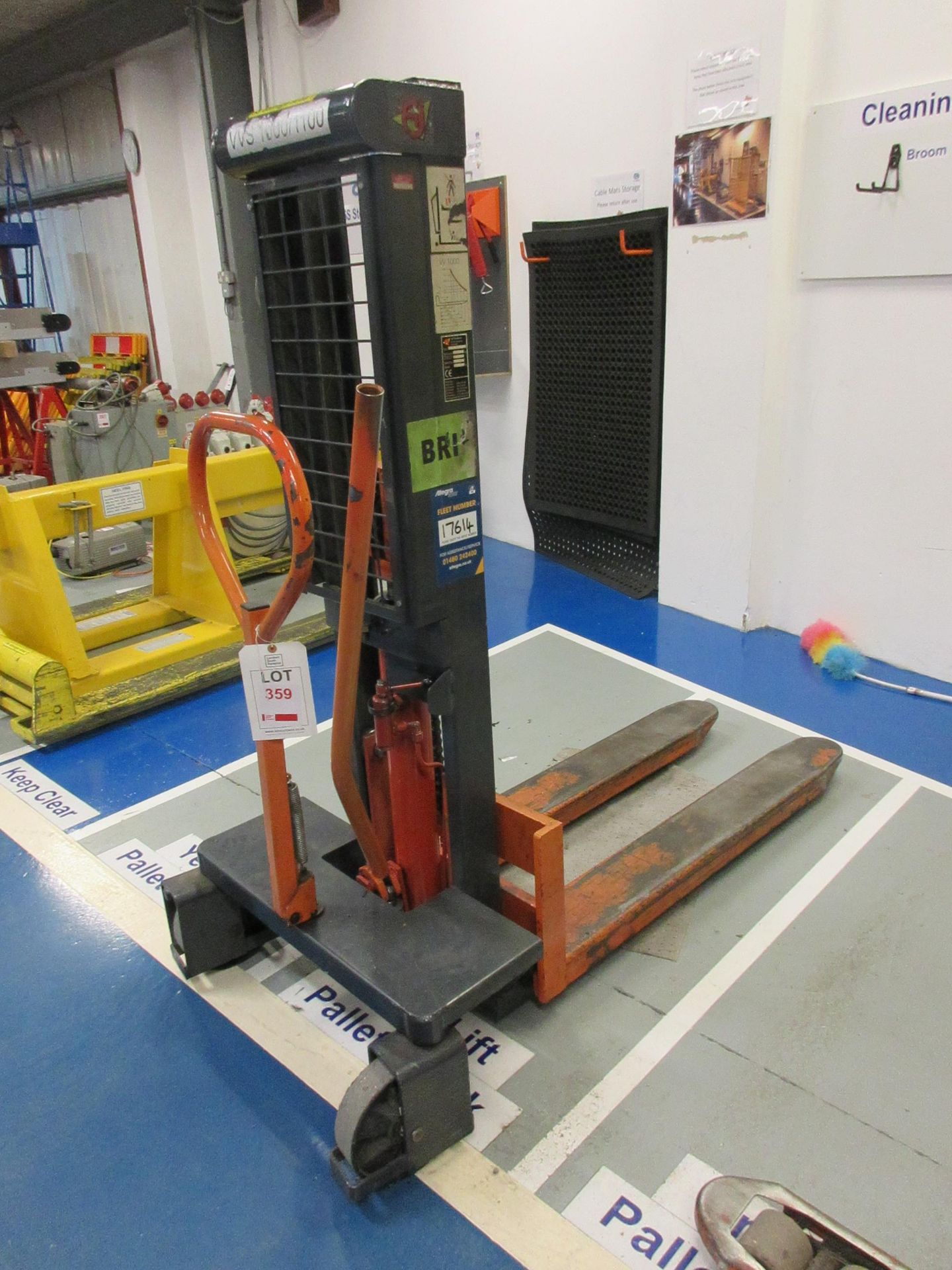 A J Produkter 30045 stacker lift pallet truck serial no. 233 (09/02), 1000kg capacity - Image 2 of 6