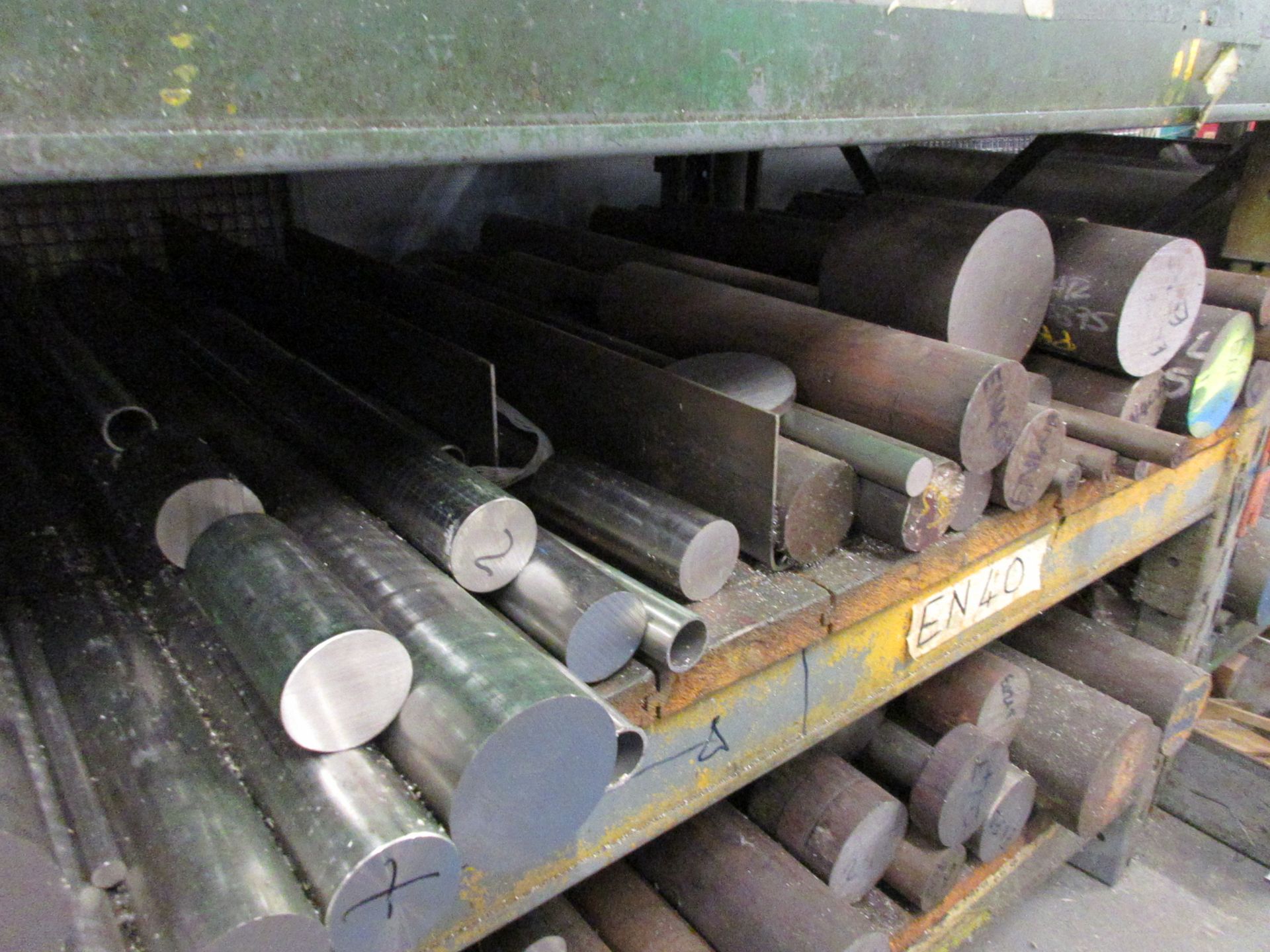 Bay of assorted bar stock including steel, EN40, brass, stainless steel, etc., various diameter & - Image 4 of 15