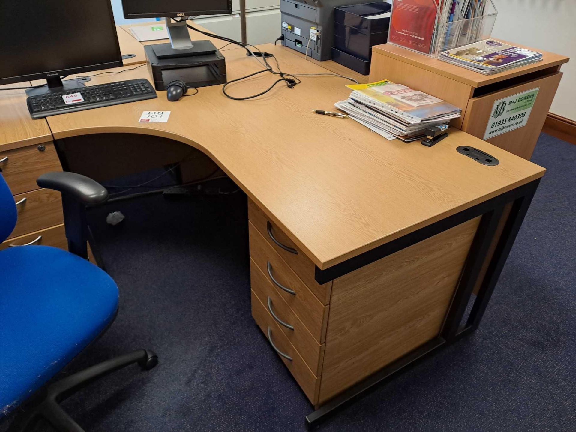 Two wood effect corner desks, 4 pedestals, sideboard, 2 upholstered swivel chairs - Bild 4 aus 6