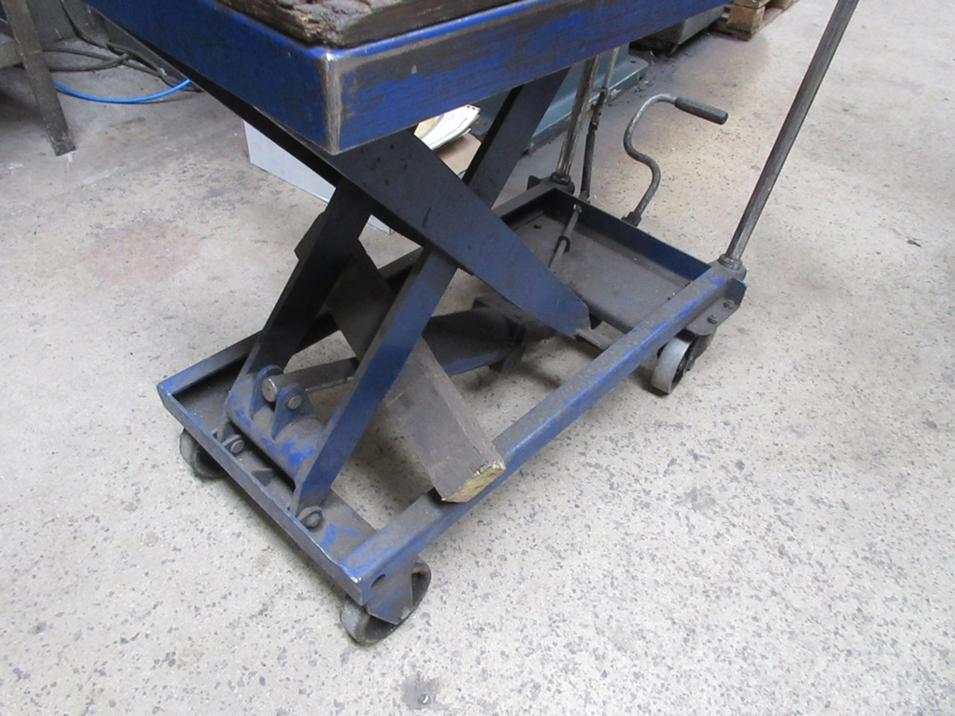 Un-named hydraulic scissor lift, table size 825 x 500mm, spares or repairs - Image 2 of 3
