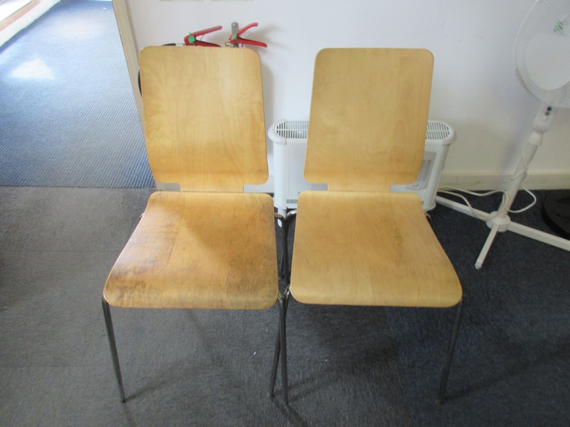 Light wood effect corner work station with 3-drawer pedestal, upholstered swivel chair, light wood - Image 4 of 5