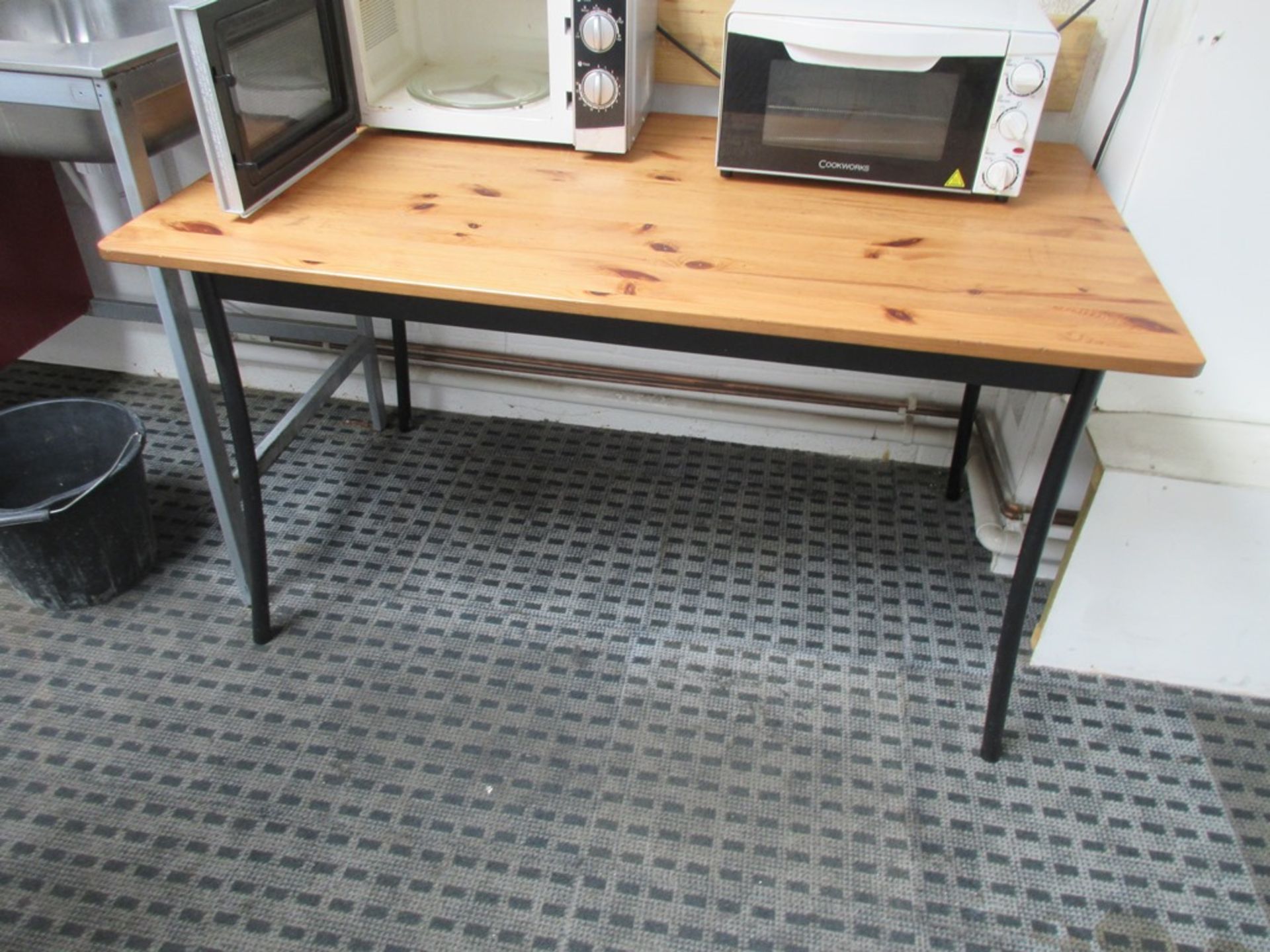 Light wood effect Single pedestal desk with 2 straight desks - Image 2 of 5