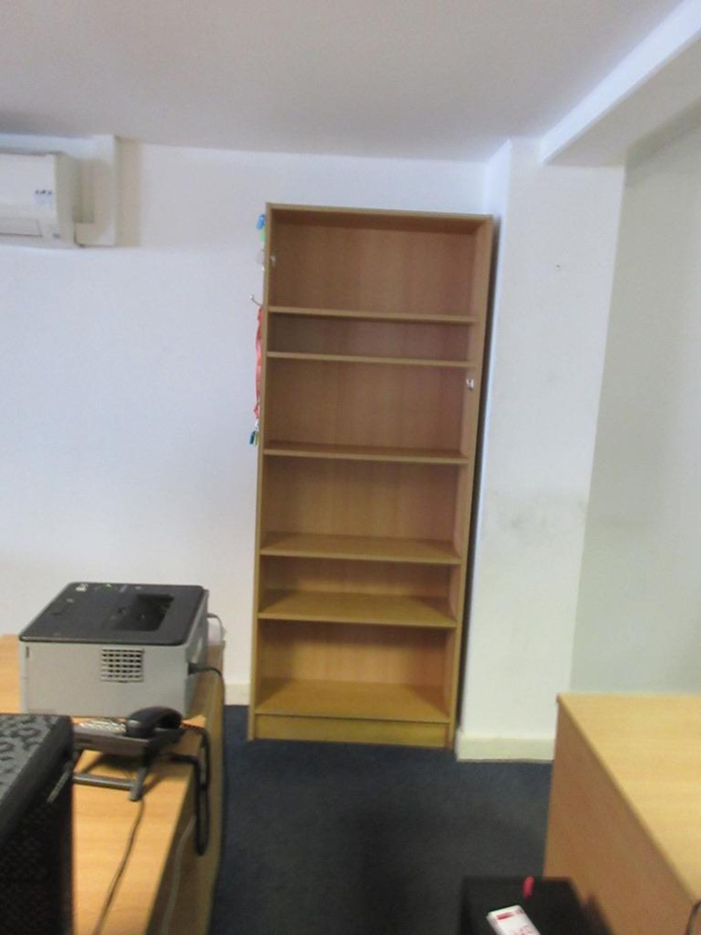 Light wood effect corner work station with 3-drawer pedestal, upholstered swivel chair, light wood - Image 2 of 4