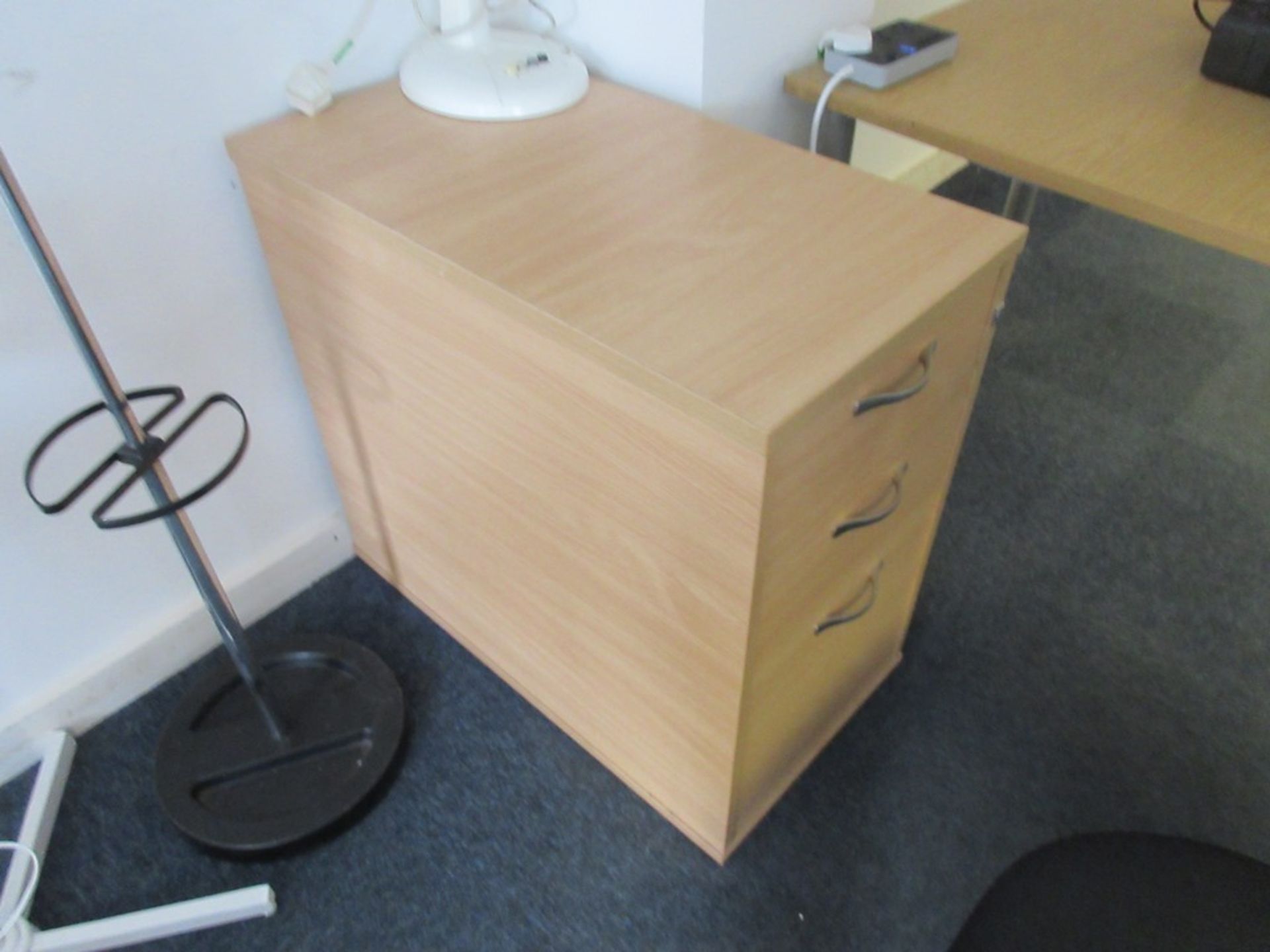 Light wood effect corner work station with 3-drawer pedestal, upholstered swivel chair, light wood - Image 3 of 5