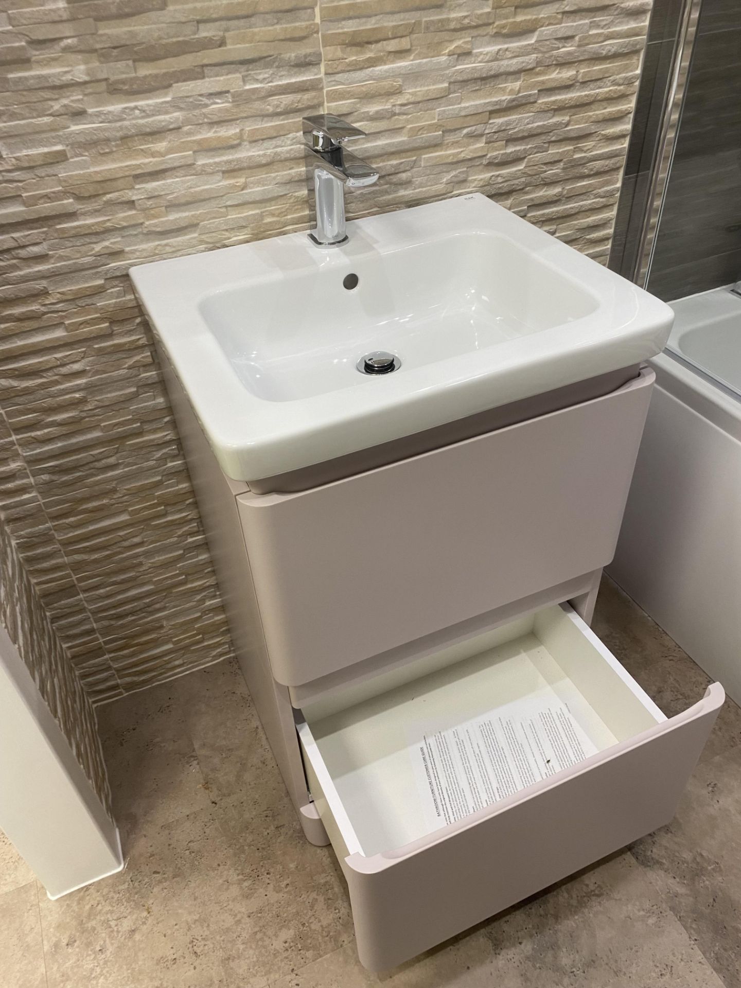 Rak Ceramics display bathroom to include Rak Ceramics cistern and toilet bowl, sink with pedestal d - Bild 3 aus 6