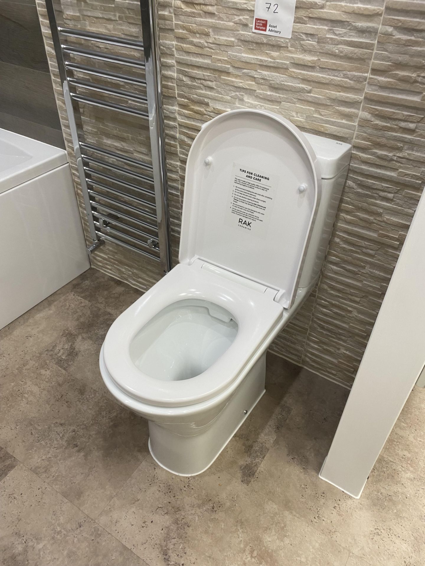 Rak Ceramics display bathroom to include Rak Ceramics cistern and toilet bowl, sink with pedestal d - Bild 2 aus 6