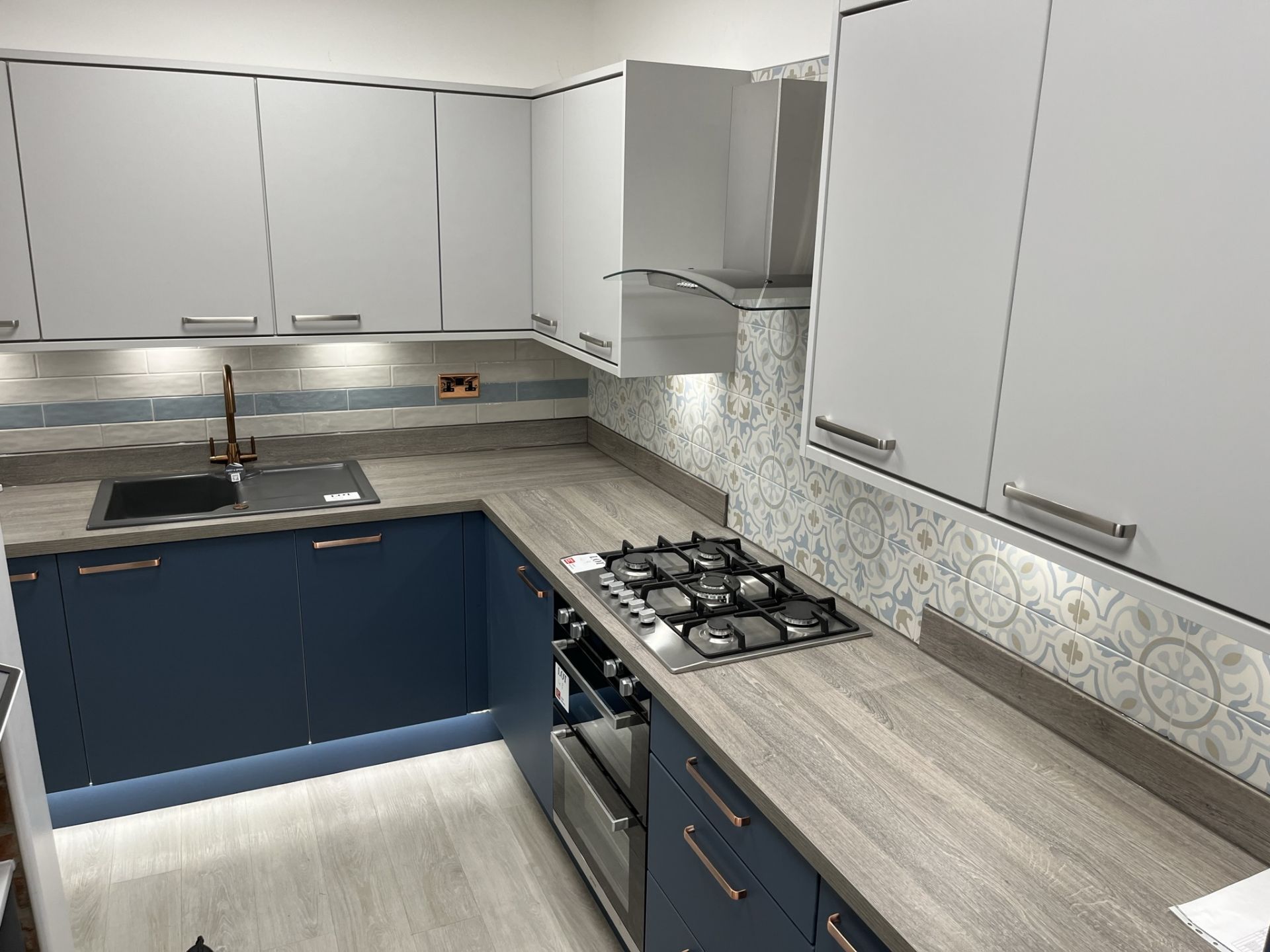 L shape laminate kitchen carcus with 11 cupboards, 4 drawers, laminate worktop, single basin sink - Bild 3 aus 4