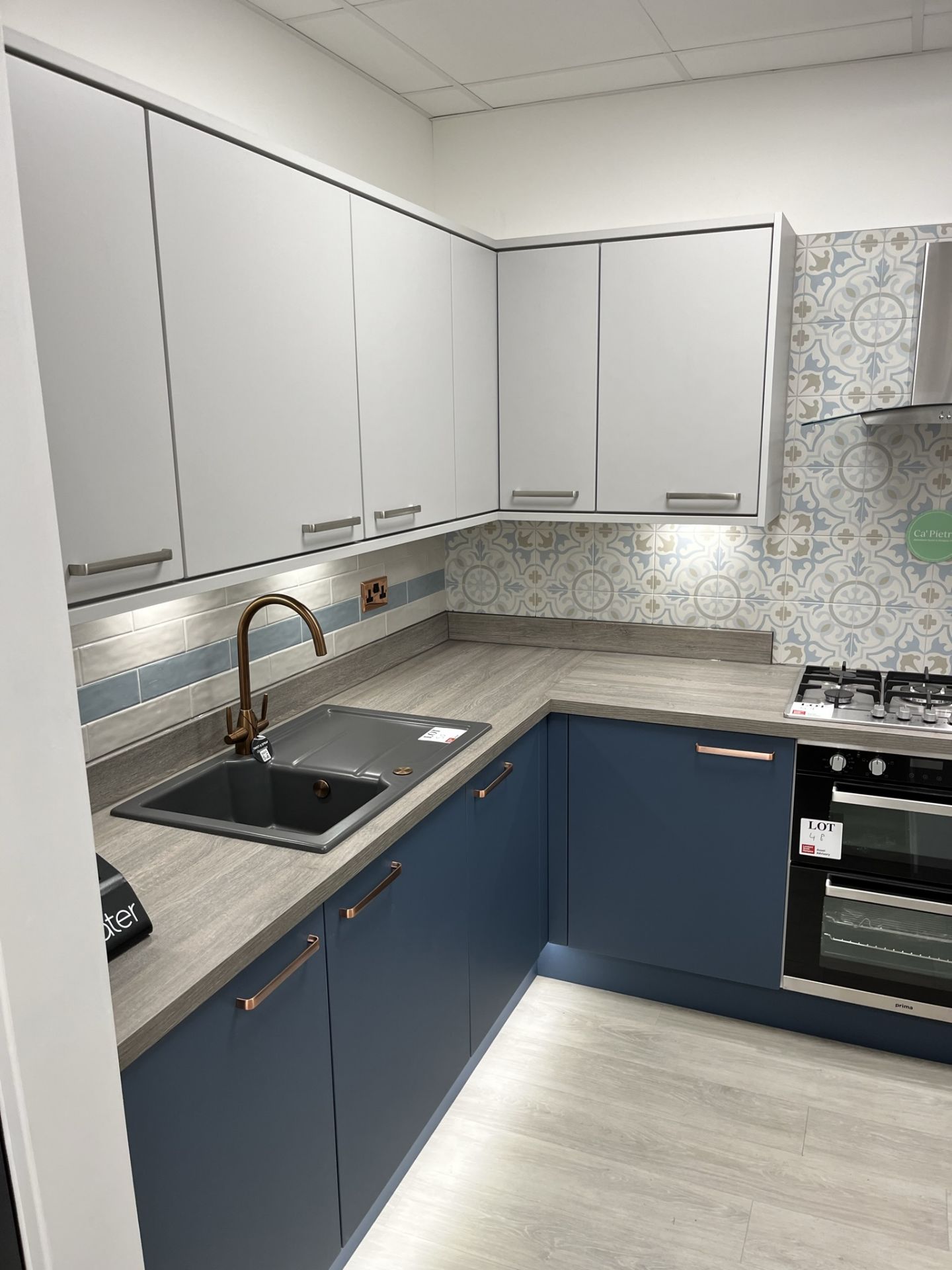 L shape laminate kitchen carcus with 11 cupboards, 4 drawers, laminate worktop, single basin sink - Bild 2 aus 4