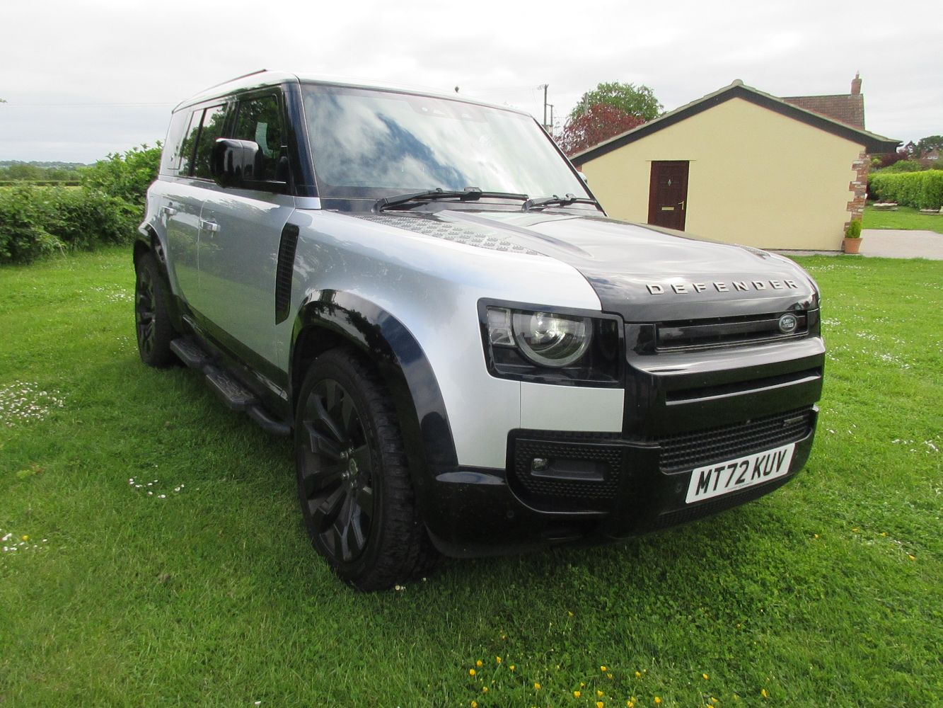 Land Rover Defender 110 X-Dynamic (2022) and Land Rover Discovery SD6 Commercial (2018)