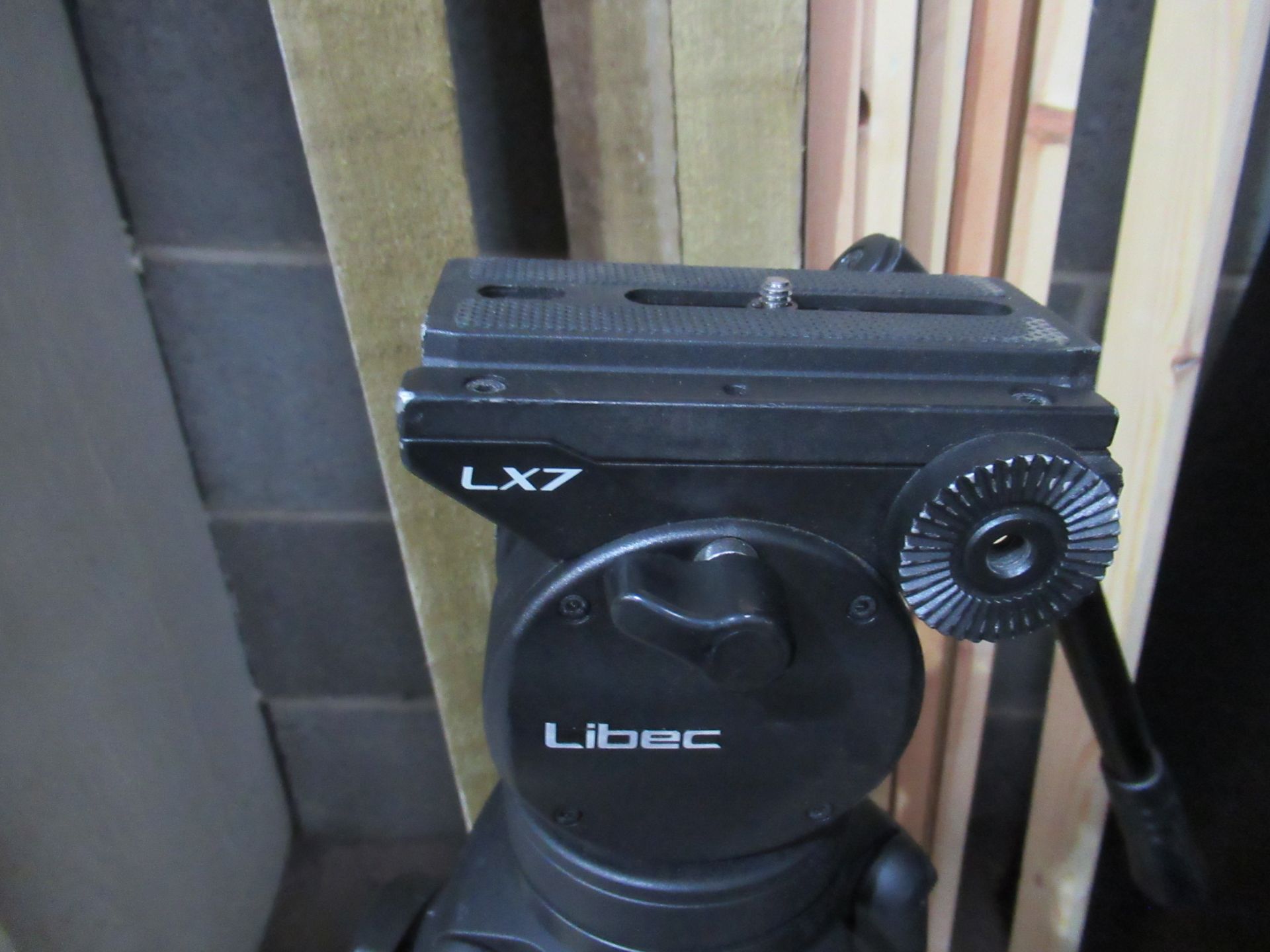 A Sony HDR-FX1E Handy Cam - no battery - Together with A Libec LX7 Tripod and Projection Screen - Image 10 of 11