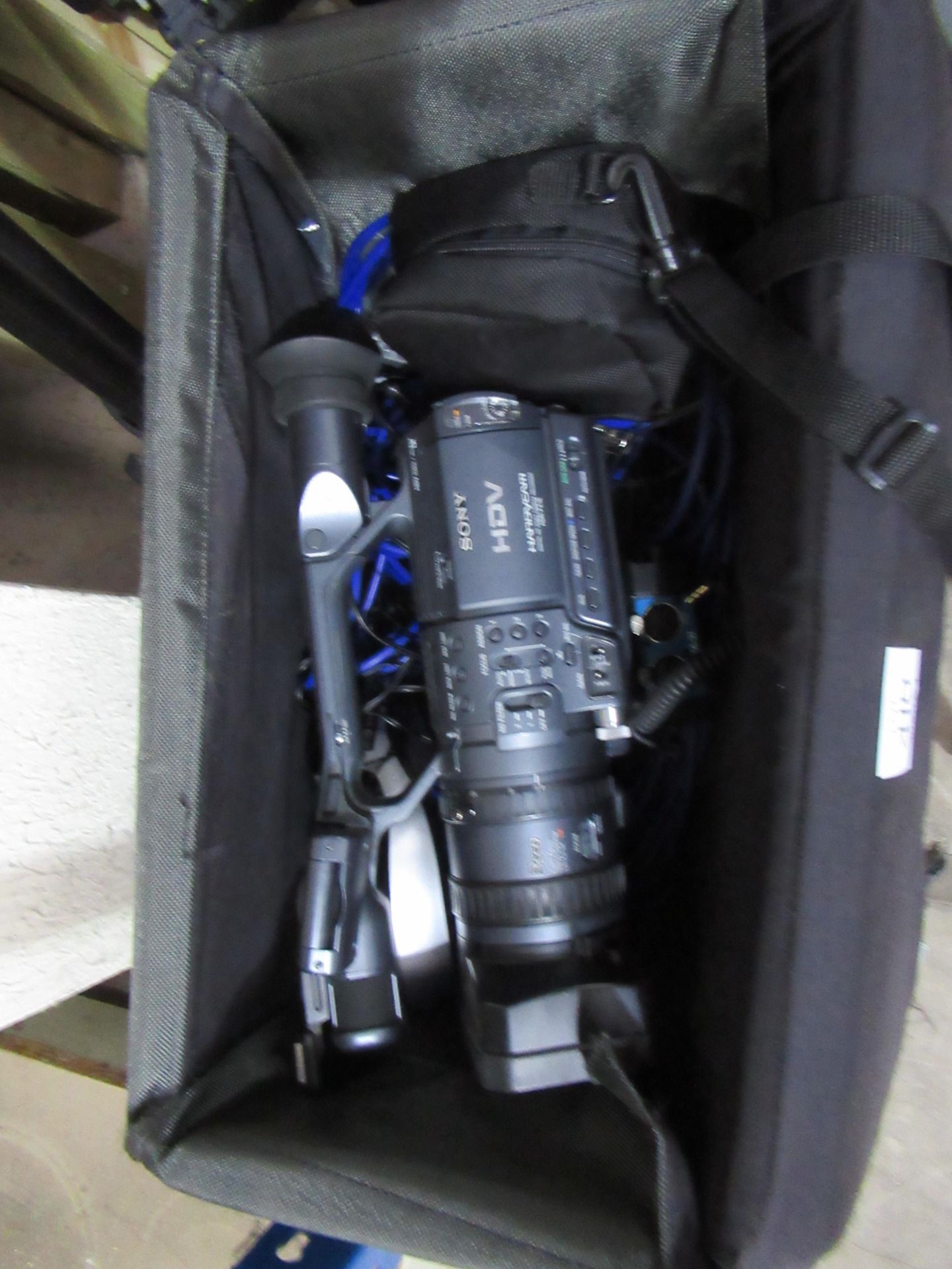 A Sony HDR-FX1E Handy Cam - no battery - Together with A Libec LX7 Tripod and Projection Screen - Image 2 of 11