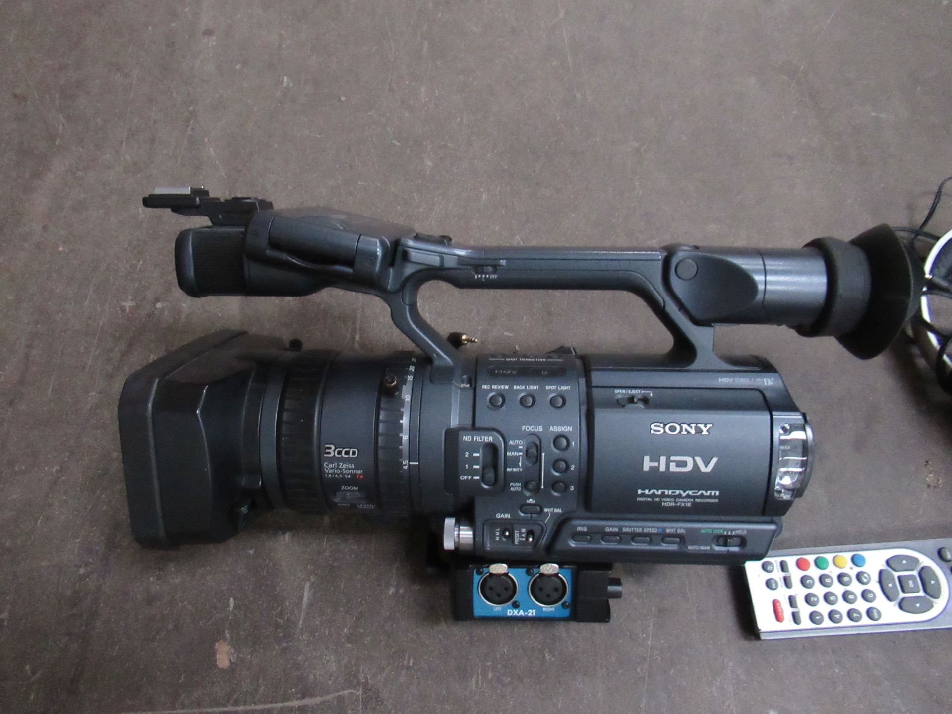 A Sony HDR-FX1E Handy Cam - no battery - Together with A Libec LX7 Tripod and Projection Screen - Image 3 of 11