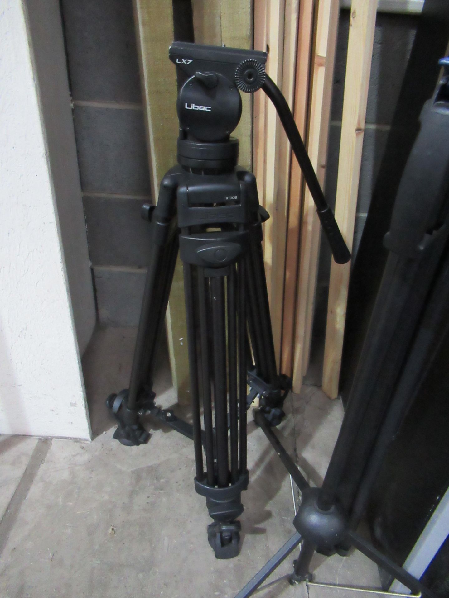 A Sony HDR-FX1E Handy Cam - no battery - Together with A Libec LX7 Tripod and Projection Screen - Image 9 of 11