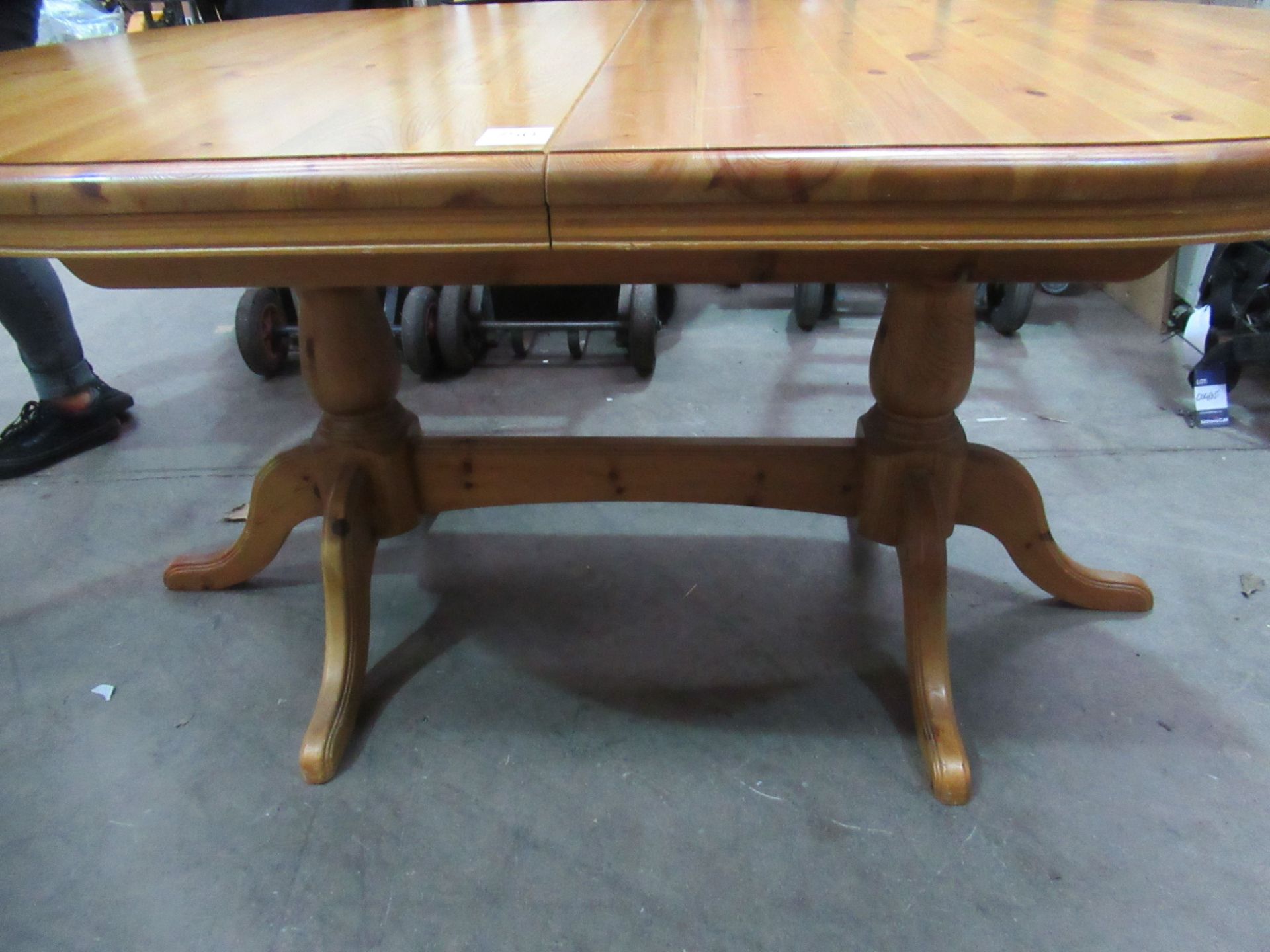 Pine extending dining table - Image 4 of 4