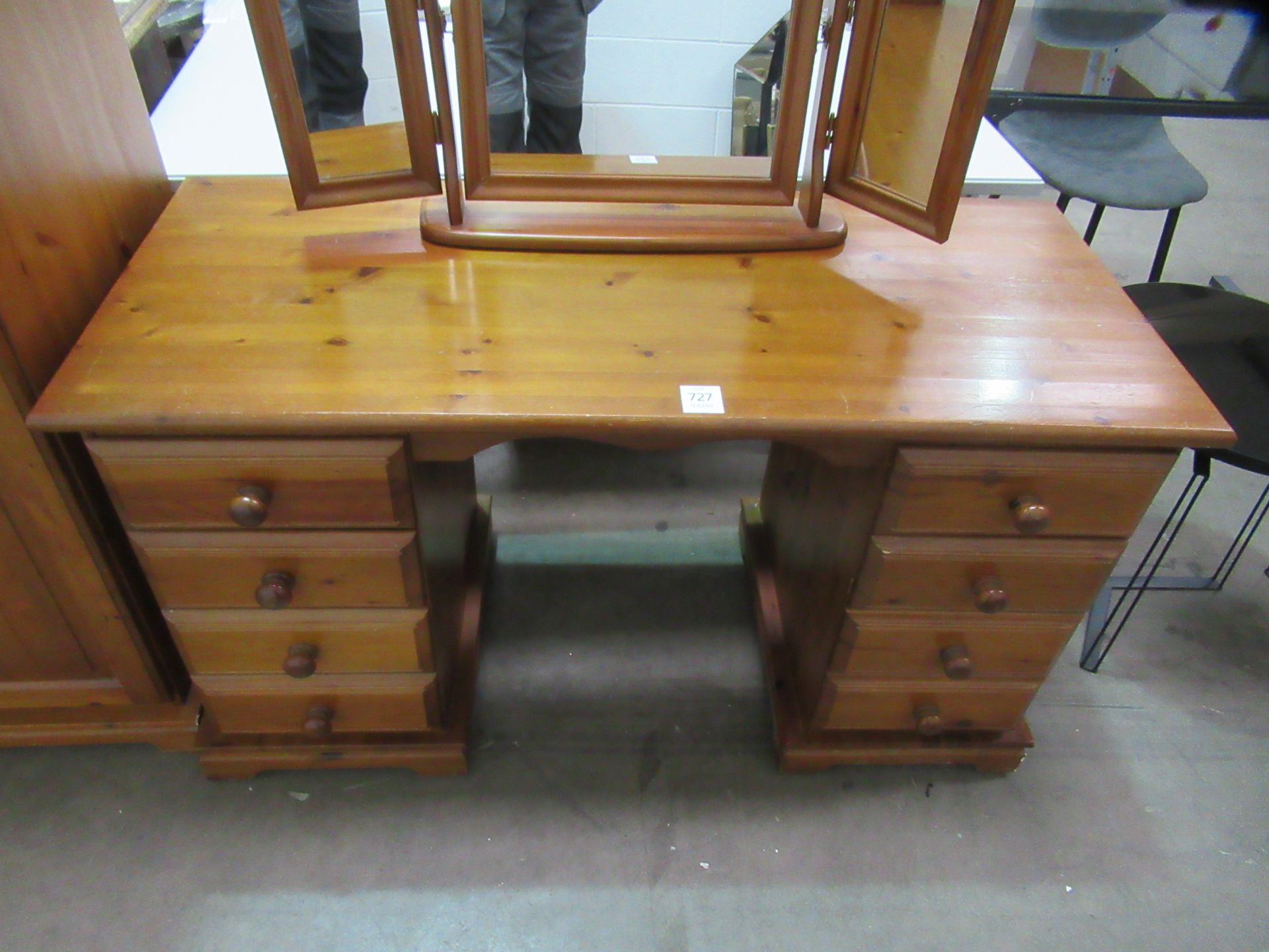 Pine Dressing Table with Swivel Mirror - Image 2 of 3