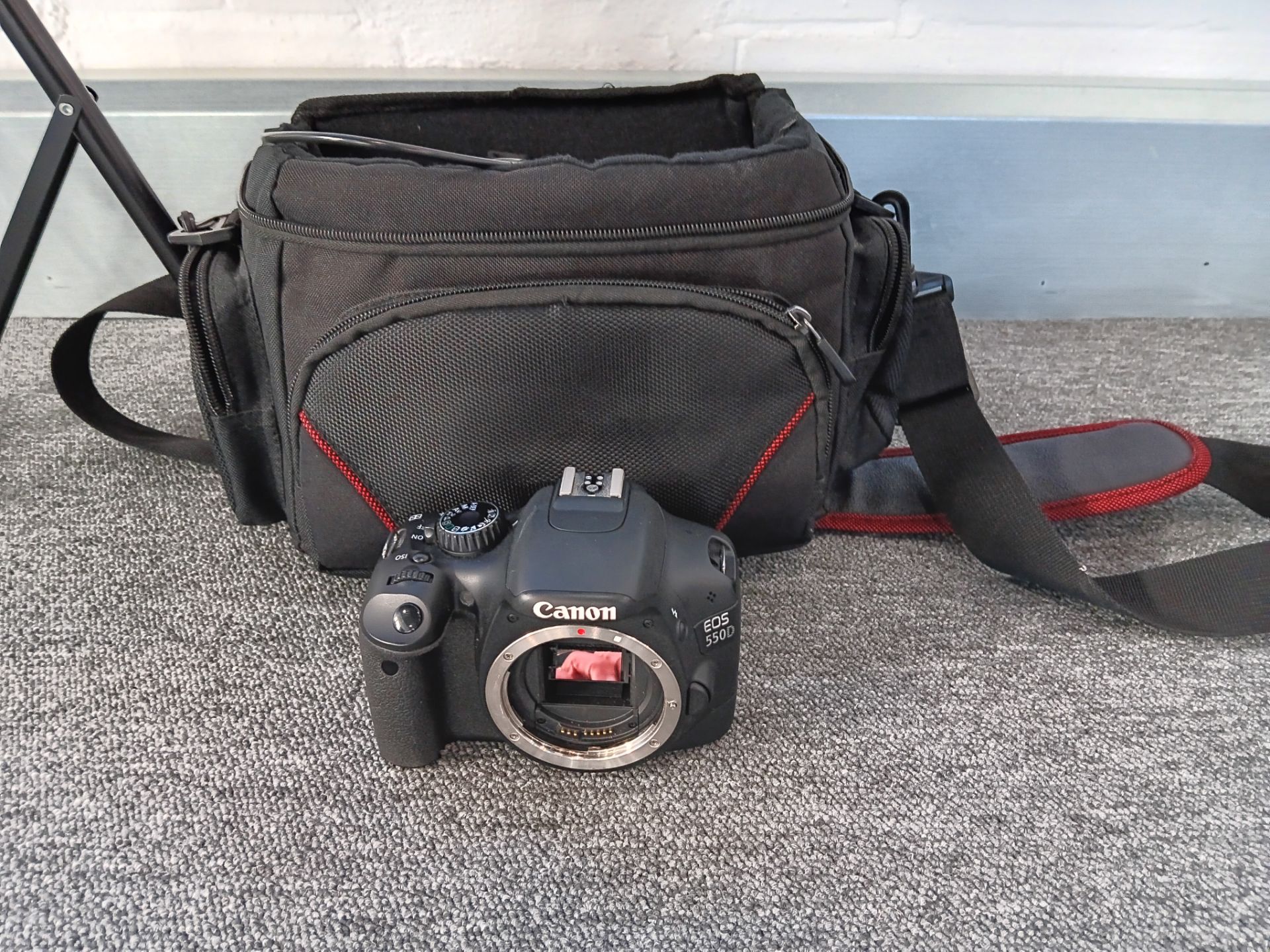ESDDI Photography Softbox Light with Tripod, Canon EOS 550D Camera (No Lens) & Carry Case - Image 2 of 2