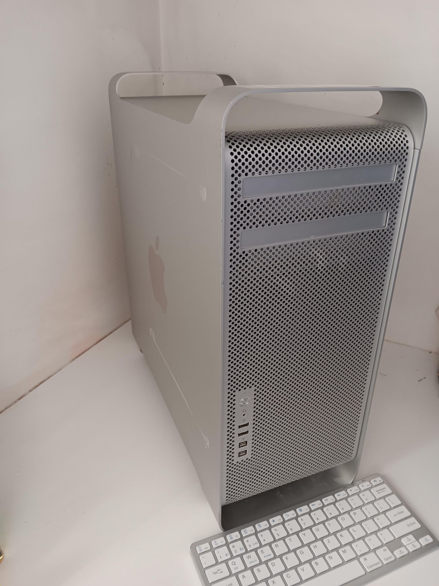 Apple Mac Pro Xeon Computer – 2.2GHZ Processor & 16GB Ram (No Hard Drive or Charger) - Image 2 of 2
