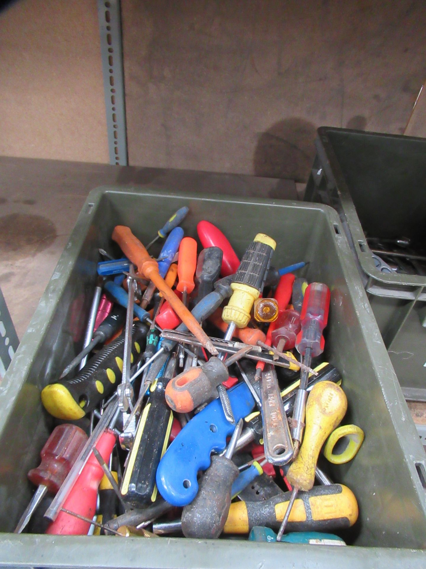 3x tubs of various garage hand tools to include screwdrivers, sockets etc - Image 2 of 5