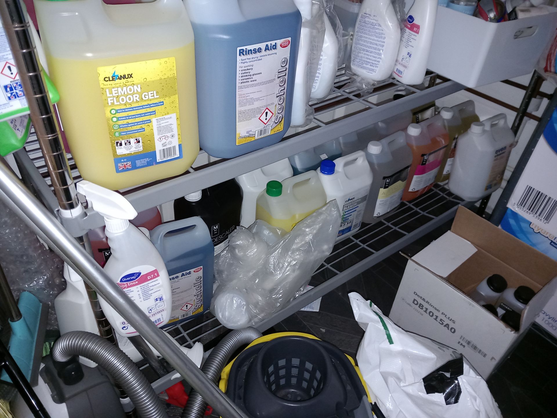 Contents of room to include 2 x wire shelving units, consumables and janitorial supplies - Image 4 of 4