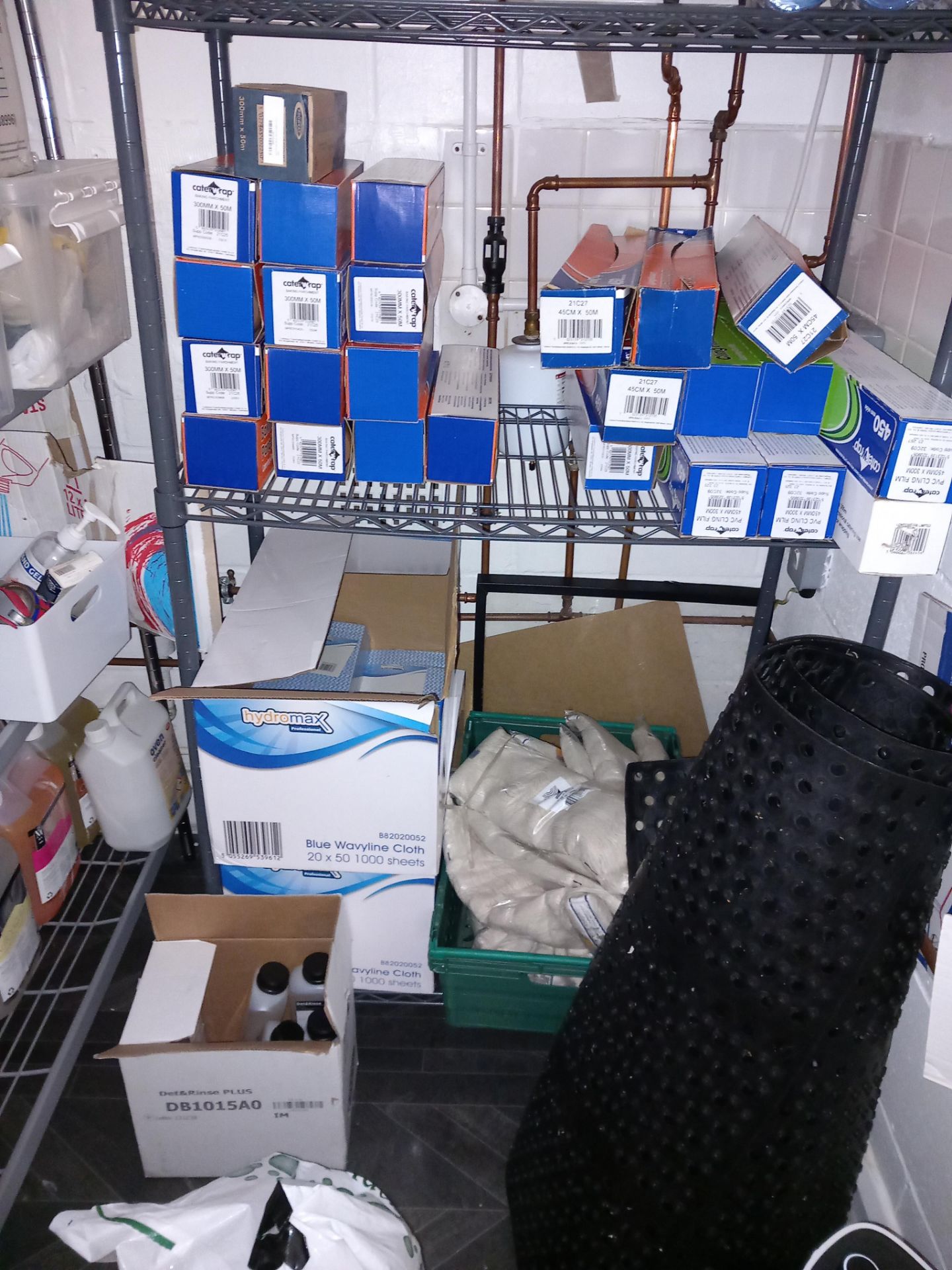 Contents of room to include 2 x wire shelving units, consumables and janitorial supplies - Image 3 of 4