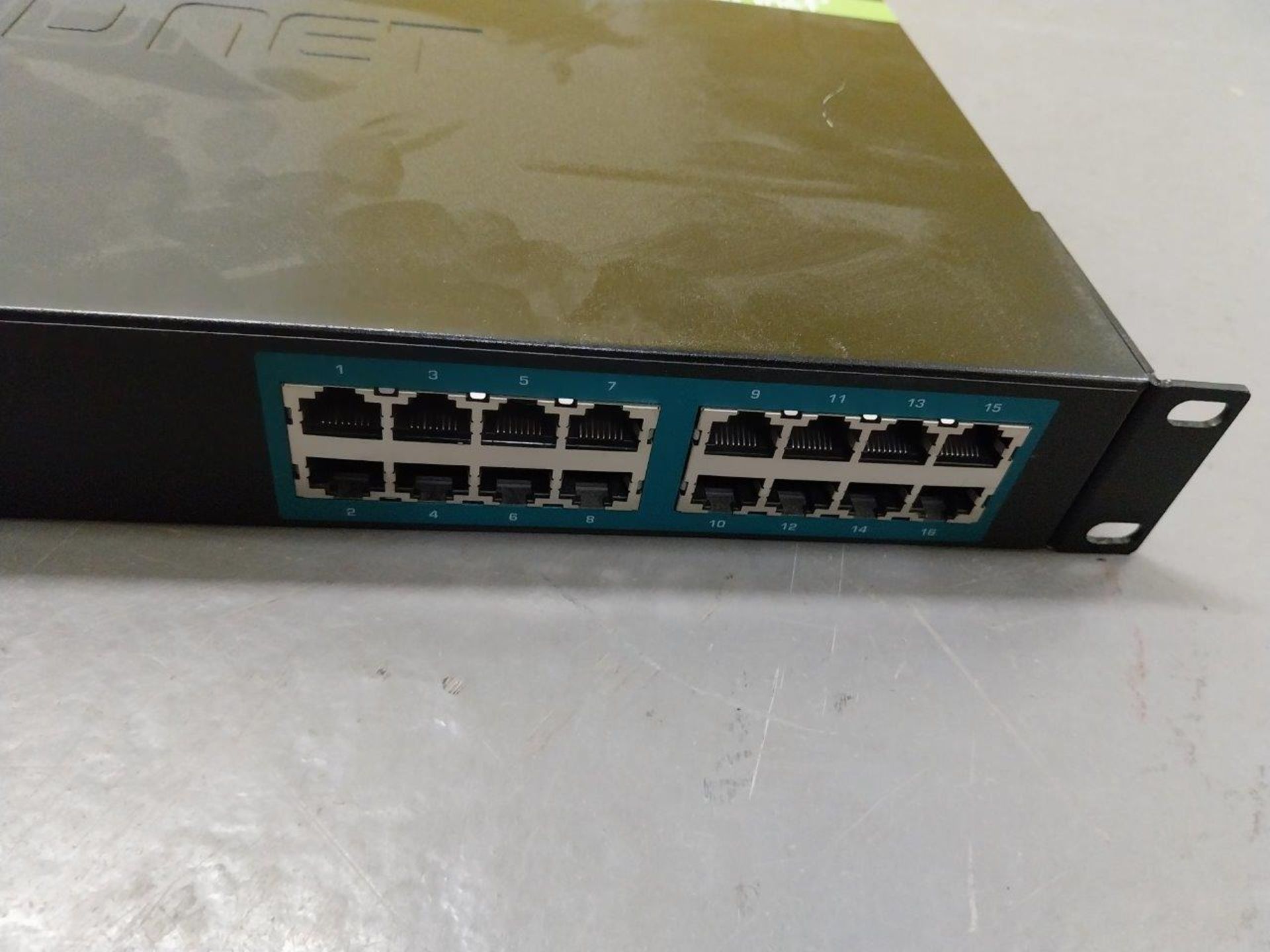 TRENDNET TPE-TG160g PoE+ Gigabit Switch - Image 3 of 4