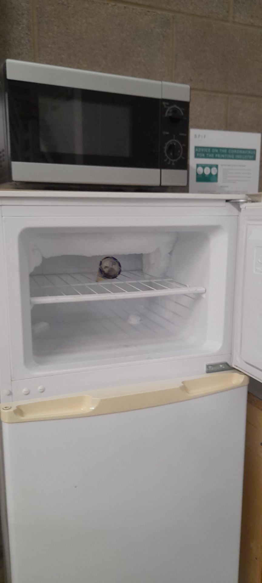 Frigidaire fridge freezer, microwave oven & Swan atmosphere boiler - Image 3 of 5